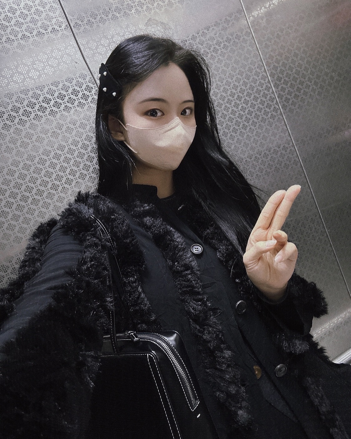 요즘에 엘베샷 같은거 유행이라묘..^ㅅ^?
(이미 유행 지났겠지...) 이상 -절믄이들 하는거 
다 따라해볼려고 하는 노땅 92년생 아줌씌- ....^~^
with ^^ 오나전 나의 완소템 #꼼데가르송아우터#가디건 과
워녕이가 할법한 #빅헤어핀 #스탠드오일가방 #올블랙룩