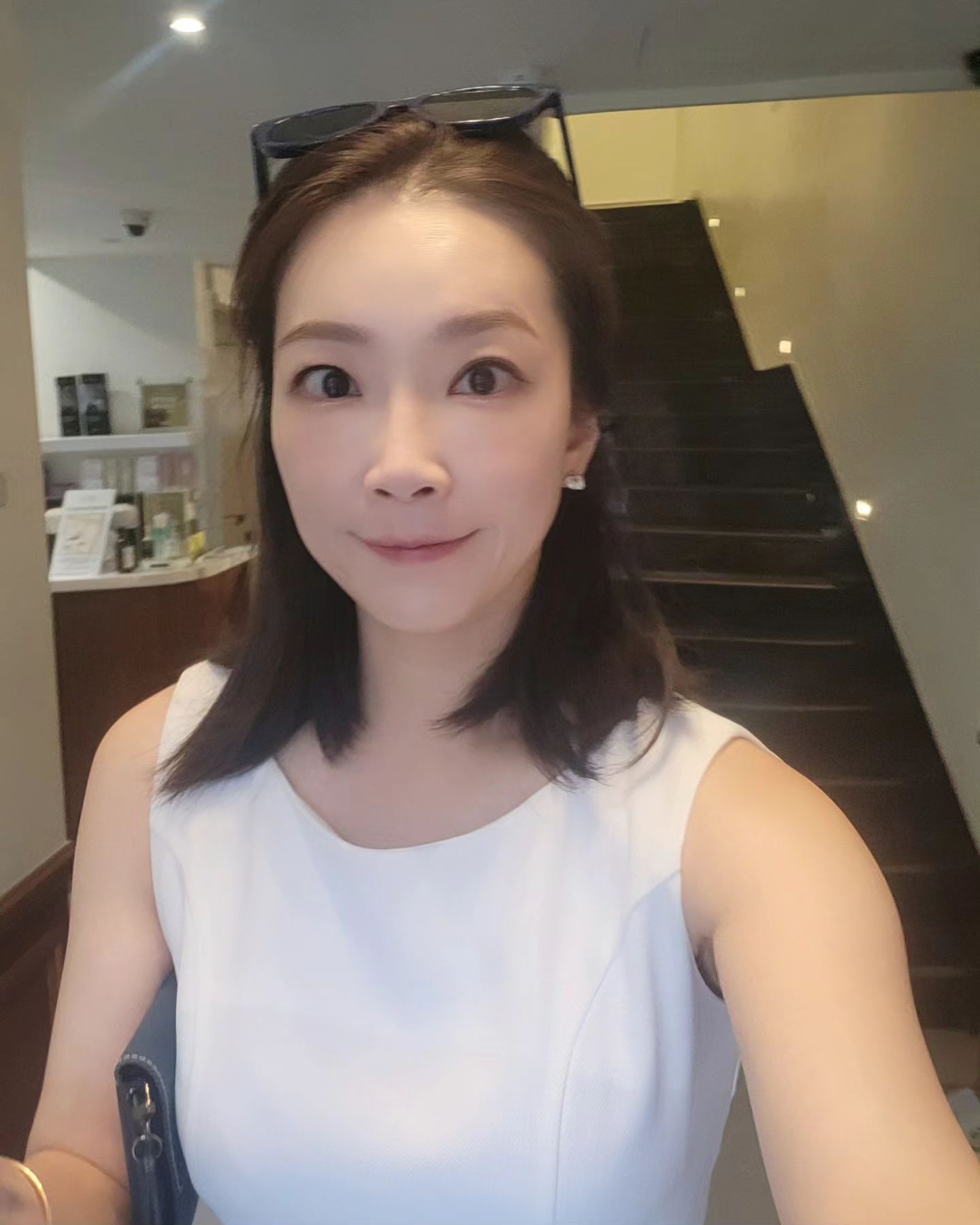 마지막여름💙가을냄새성큼🦌 
오늘 일산에서 촬영마치고 만찬행사들어가야하는데
곳곳이 밀리네요! 즐퇴불금서두르세요💛
.
대기실에서 전하는 #초딩근황
호기롭게 간 영화관.👥️️
 악당의 간계시작되고 역시나 또 과몰입되서 
도저히 못보고 나가겠다는 율1. 
한시간, 겨우 케이크만 드시다옴😆
.
#겨울왕국 #트라우마
처음 왕과 왕비 폭풍우에 죽고
믿었던 왕자님이 배신때리는거에 그렇게 울더니 아직도 진정 안되었나봐요. 🤷‍♀️
#디즈니 분발해. 주가도 그게 뭐니.
.
.
#하츄핑 보다 나간 사람 어디 또 있어요?
#율리존 💕
#일스타그램 
#사랑의하츄핑_리뷰 
#드라마촬영
#행사스타그램 🍷🥂