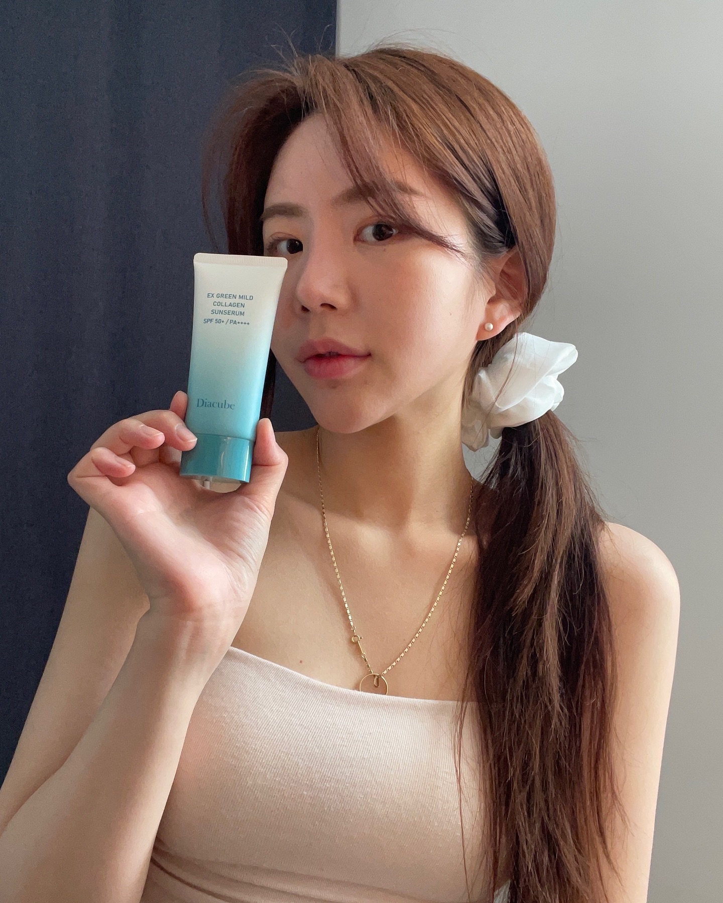 AM 7:00 분주한 아침 출근전 선크림은 꼭 필수라고🔆
촉촉하게 피부관리를 할수있는 다이아큐브의 선세럼
미백기능과 수분크림을 동시에 바른느낌이고 가볍게 발려서 
다이아큐브 바르고 파운데이션발라도 밀리지 않았어요❕
더운 날씨에 다이아큐브 선세럼으로 피부결, 탄력개선도 챙겨요💛

diacube_official 
#다이아큐브 #다이아큐브썬크림 #선크림 #선세럼 #피부결 #makeupaddict