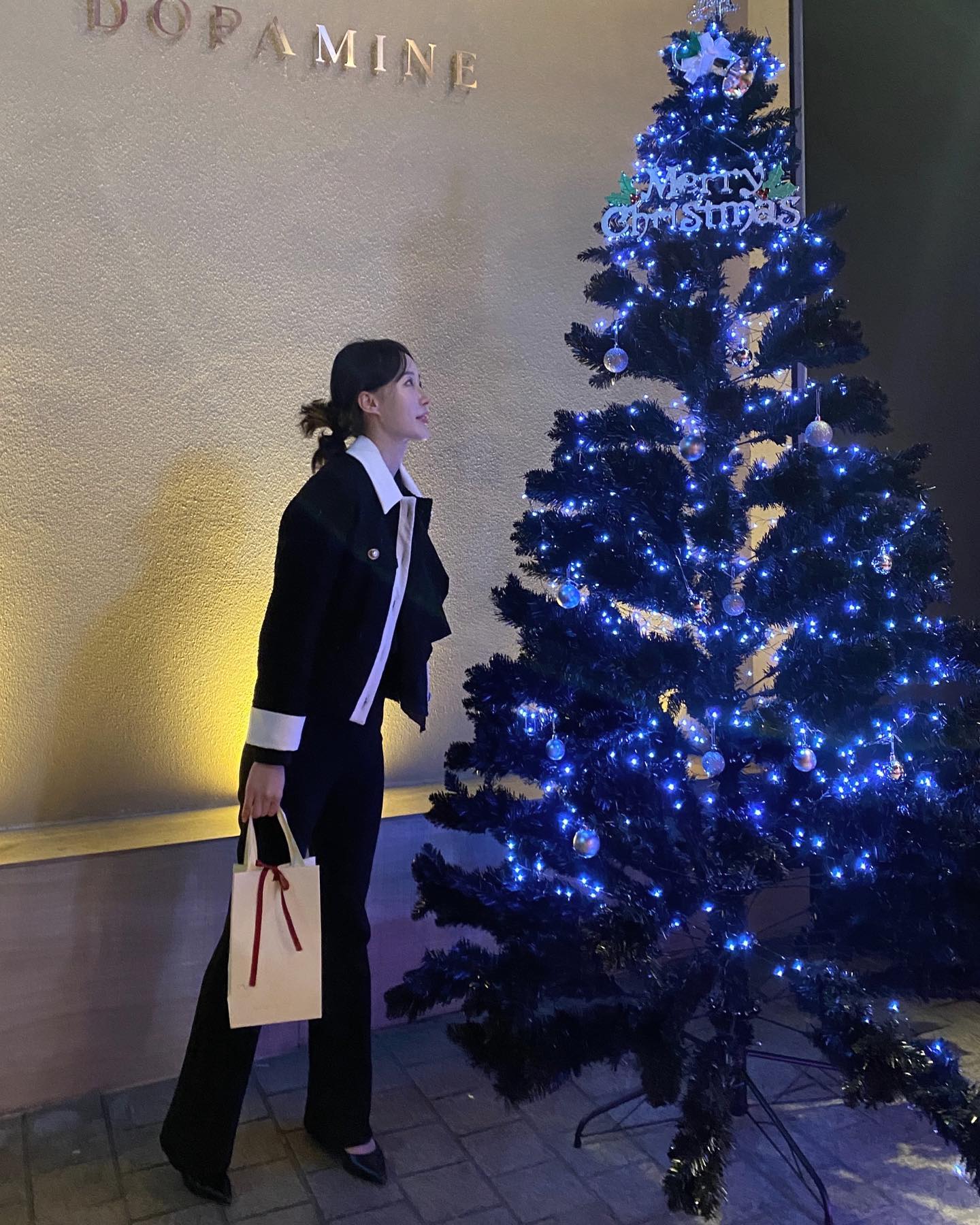 🎄🔔
연말은 몽글몽글
오랜만에 압구정!!!!!
(다들 사진예뿌다고해서 피드❤️‍🔥)

#merrychristmas #christmas #xmas #크리스마스 #연말 #압구정 #압로 #압구정로데오 #주창 #트리 #위대한개츠비 #k현대미술관 #호텔도슨 #hoteldawson #gift #트위드 #주말 #술 #술스타그램 #크리스마스트리