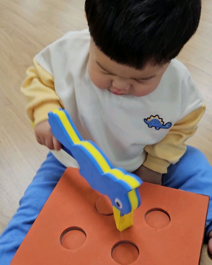 오늘 트니트니 힘들어따...🤐 
선생님이 육아반은 해주신듯 
감사합니다🙏 

오랜만에 나가서 심히 흥분한듯 
유독 단독행동이 심했던 떠호씨. 
버팅기기까지 하니 멘붕😰 
샘이 괜찮다고 하셔서 을매나 감사했는지ㅜㅠ 

오늘은 유독 몸이 쑤시고 힘들어서 
서호챙기는 것도 버거웠음 🤕 
흑...안정기까지 힘내자🥴😭 

#트니트니 #춘천트니트니 
#코코몽쌤 #감사합니다🙏