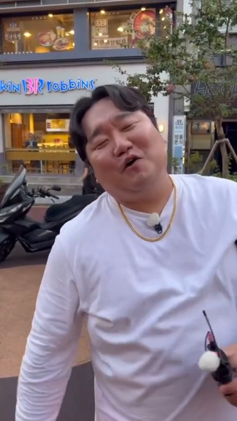 뻬이 선욱이형 홍대 출동할게 각오해🫶🏻
hahahahauk 
#아는행님 #나선욱 #나선욱보고있나 #안보고있나 #봐라 #뻬이 #뉴진스