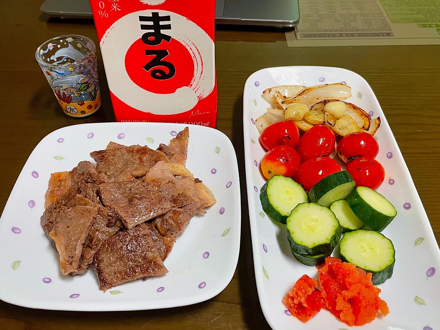 ‘혼술 간단 한상‘
집에서 혼자쉬는 오늘
맛난 것도 먹고 싶고 술도 한잔 땡겨 차린 간단 한상

집에 모셔둔 한우등심을 굽고,
거기 기름에 방울토마토와 마늘 양파도 굽굽
오이를 썰어 명란과 함께 두고 사케와 잔을 올리면 끝!
맛이 없을 수 없는 한잔🙂

#한우 #한우등심 #등심 #홈쿡 #집밥 #집술 #홈자카야 #술안주 #안주상 #밥상 #사케 #명란젓 #먹팔선팔 #먹팔 #먹스타 #맞팔은댓 #일상 #소통 #foodstagram #koreanfood #가니쉬 #혼술 #혼술스타그램 #혼술안주 #혼술러 #사케추천