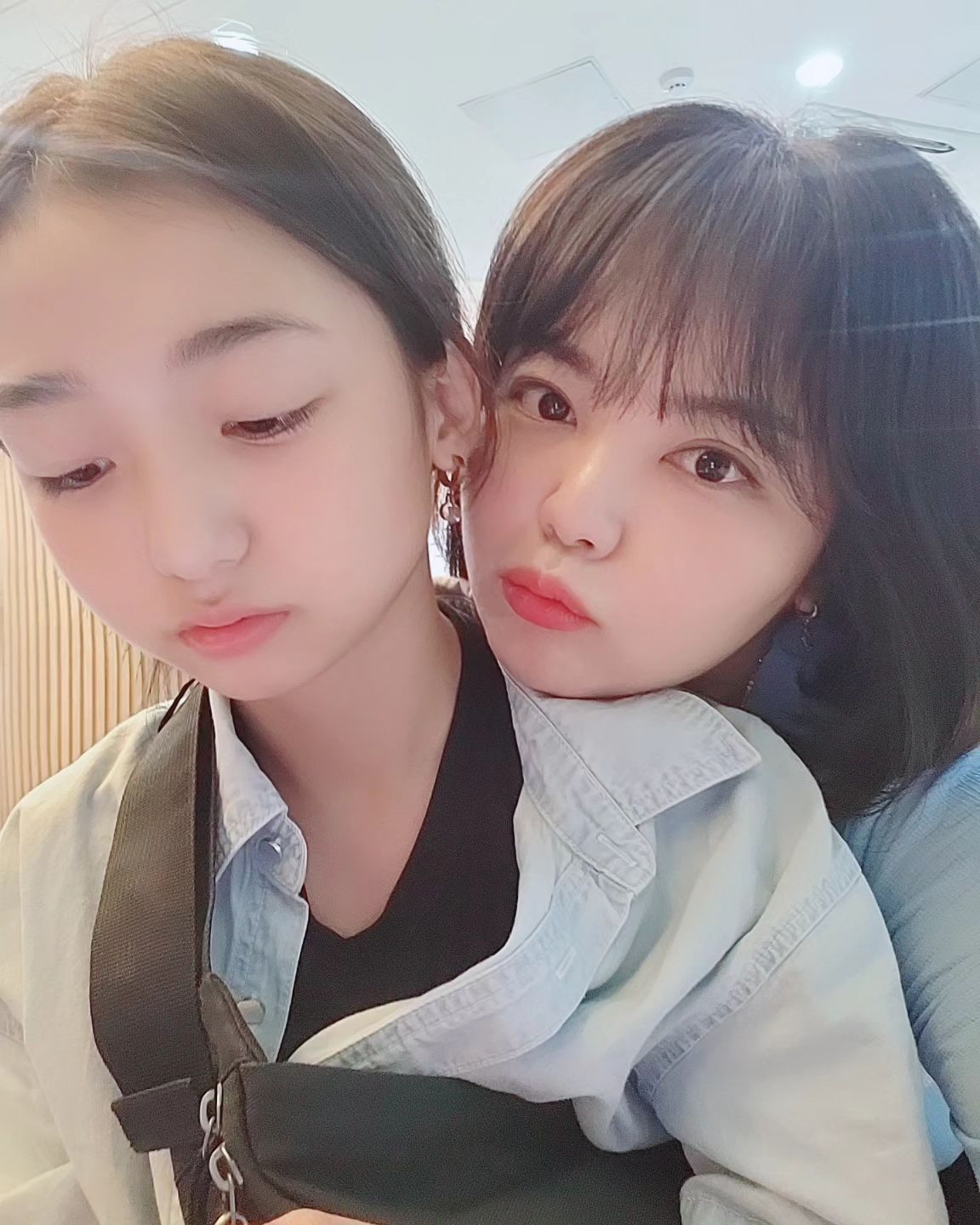 .
안아만 주거나
손만 잡아주거나 

아가야
우리 오랜만에 만났잖아
핸드폰말고 엄마 좀 봐줘..🥺
.
.
.
#모녀#초딩맘#역할바뀐듯#엄마딸#뭐하는데#뭐보는건데#같이보자#엄마좀봐봐#치대는엄마#이것이사춘기딸을둔엄마의길