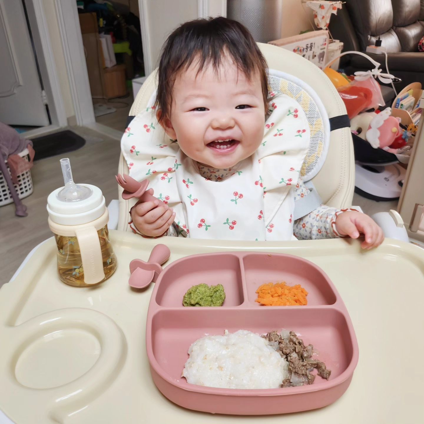#제픔제공 
🏷하다나 전동만능채칼 PRO

수아 이유식 토핑으로 당근같은 딱딱한 재료 썰 때
칼질을 잘 못해서 항상 낑낑 댔는데요.
초기 이유식 때는 갈아서 주니까 상관이 없었는데
후기로 갈수록 입자감 있게 줘야하니까 하나하나 썰기 힘들더라고요.

홈쇼핑 채칼로 유명한 하다나 전동 만능 채칼 사용하고
채소 손질이 간편해져서 삶의 질 상승!!

┈┈┈┈┈┈┈┈┈┈┈┈
❝ 하다나 전동 채칼 ❞

- 다섯종류의 채칼로 다양하게 손질 가능
- 강력한 모터로 딱딱한 채소(무, 당근 등)도 편하고 빠르게 손질
- 채소 둘어가는 컨테이너가 커서 무처럼 큰 채소도 손질 가능
- 원터치 버튼으로 간편한 조작법
- 채소가 닿는 부분은 모두 분리 세척 가능
┈┈┈┈┈┈┈┈┈┈┈┈

이유식 뿐만 아니라 어른 간식으로 고구마칩도 만들어봤는데
채칼 없었음 만들 생각도 못한 고구마칩을 간편하게 만들 수 있어 좋았어요!

월남쌈, 김밥, 명절음식, 김장철 등
요리할 때 다양하게 활용하기 좋은 하다나 전동 채칼!
버튼만 돌리면 되는 쉬운 사용으로 채소 간편 손질!

넘 만족해서 엄마에게도 선물하려고요 ㅎㅎ

.

💛 Thank you hadana.kr 
🏷 하다나 전동 만능 채칼 PRO
🤍 업체로부터 상품을 무상제공받아 작성된 솔직한 후기입니다.

#하다나채칼 #하다나원터치채칼 #야채써는기계 #만능채칼
