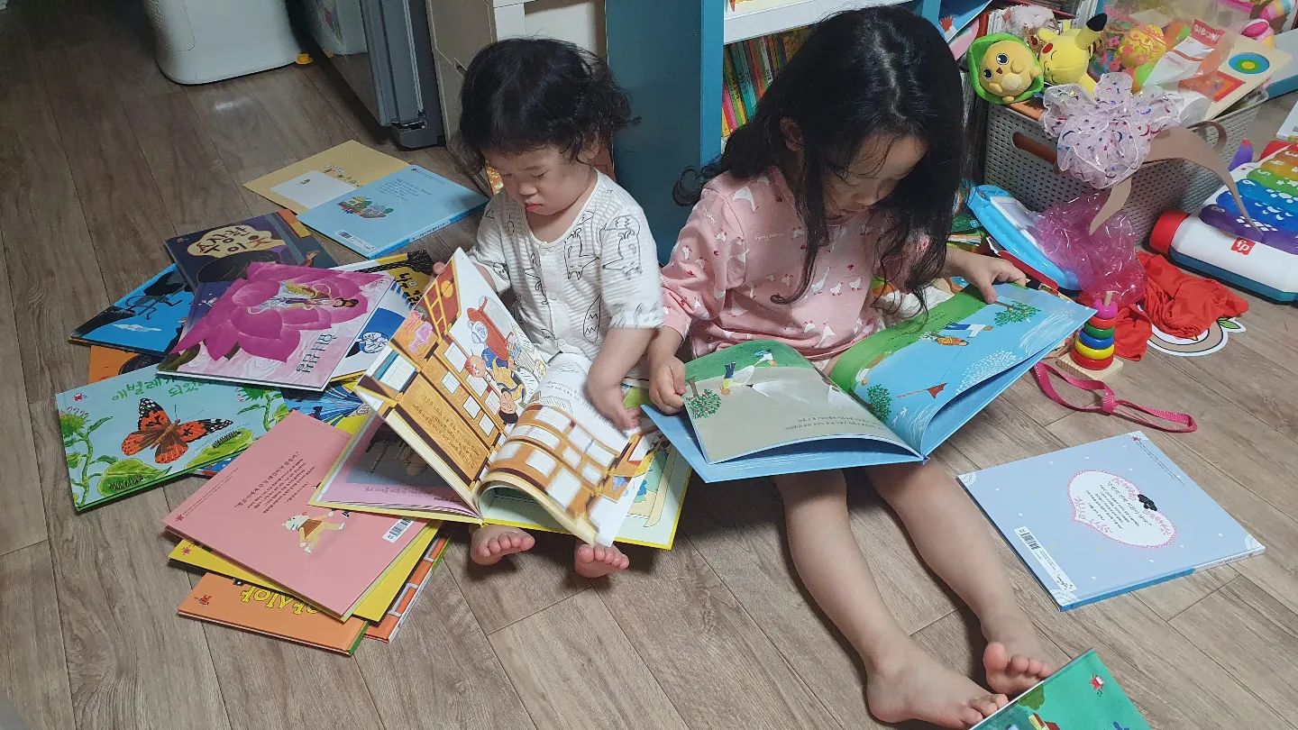 우리집 세자매의 하루 마무리는 책쌓아놓거나 다펼쳐놓고 책보기😅
(정리는 거의 엄마몫🤣)

아이들이 책을 많이 읽고만 끝내는것이 아니라!
독후활동을 할수있는 전집 각각의 활동워크북이 있어서 
읽었던 내용을 다시한번 활동워크북을 해봄으로써 장기기억으로 저장시켜 잊지않도록 해준다🧡

🏷한걸음먼저 사회탐방의 수상한 신통방통 식당
내가 책을 읽어줄때 해주는걸 그대로 따라하는 우리 둘째🧡

좋아하는 이유를 물어봤다!
동물친구들이 식당에 와서 음식을 먹고있고 주문하려는 메뉴의 이름도 각각 동물친구들 특징이 들어가있는 뿡뿡돈가스, 뽀글뽀글라면, 배배꽈배기, 커진다김밥 등 식당메뉴가 재미있다고 까르르😆
 그리고 책을 생동감있게 읽어줘서 그런지 둘째의 최애책😍

🏷한걸음먼저 수학의 고양이에 대해 물어봐
수학을 알려주기에 쉽지많은 않은것같은데
수학의 개념을 재미있게 알려주기에 딱인 책

고양이가 좋아하는 물건으로 분류를 알아보는데
분류를 처음시작하는 아이도 물건을 찾아가는 과정을 통해
두가지이상의 조건을 찾는것도 척척
분류해서 정리할게 있으면 동생들에게 알려주고 심지어 
"엄마, 이건 이렇게 해야지~"하고 알려주는 큰딸😁
생각하고 찾아보는 그 과정이 즐겁다고 하는 첫째🧡

혼자보기에도 어렵지않은, 그러나 같이 읽으면 더 재미있는 책💜
🏷한걸음먼저 과학탐구-오늘은 어떤 구름?
🏷한걸음먼저 지리-우리마을에 놀러오세요
🏷베베오감놀이-꿀떡할멈과 떡보호랑이

아이들이 좋아하는책만 보게하는것이 아니라 
골고루 통합발달이 될수있도록 
영역별로 노출시키고 보여주고 읽어주는것이 가장 중요하다👍

나도 오류를 범했던게
아이들이 좋아하는 책을 자주 꺼내고, 잘보니까 그런가보다했다
그런데 다른영역이 부족해서 똑같은 책들만 꺼내온다는 생각은 전혀하지 못했던 것이다😨
그래서 아이들과 항상 책을 읽을때는 좋아하는영역의 책1권과 다른영역의 책들을 2~권씩 골라 읽어줘도 하루에 5권이상은🤣

woongjin__bookclub

#웅진한걸음먼저 #한걸음먼저사회탐방 #한걸음먼저지리 #한걸음먼저과학탐구 #한걸음먼저수학 #한걸음먼저바슬즐  #웅진전집추천 #유아전집 #북클럽워크북 #언니가읽어주는책 #영역은골고루 #막내는 #베베오감놀이 #꿀떡할멈과떡보호랑이 #최애책