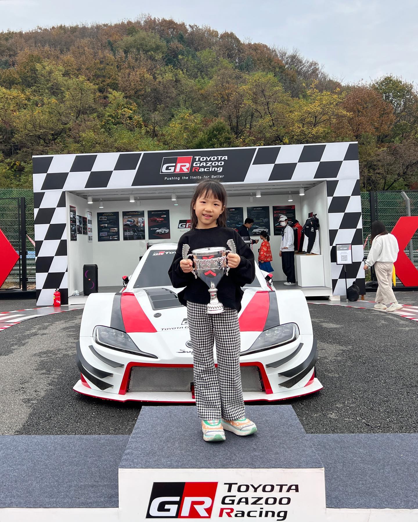 우리가족 첫 #카레이싱 구경 🏎️

#윙크학습지 초대권 이벤트를 통해 
<CJ대한통운 슈퍼레이스 챔피언십 최종전>에 다녀왔다!
카레이싱은 어떤 스포츠이고 분위기일까 궁금했는데
#에버랜드스피드웨이 에서 한다길래 초대권을 신청해 봄!

카레이싱은 부웅~~ 하며 달리는 자동차들의
스피드를 감상하는 스포츠인줄 알았더니,
‘경주’가 포인트였던 것이다!!!

경기 규칙은 1도 모르지만,
겁나 빠른 레이싱카들이 엎치락 뒤치락 하다가
앞지르는 장면이 몇 번이나 펼쳐져 심장이 쫄깃해졌다. 

경주가 진행되는 와중에 
지하를 통해 가운데 이벤트 공간으로 가는 것도 신기했고,
푸드트럭들도 많고 취식공간도 마련돼 있고,
실제 레이싱 카들도 구경할 수 있어서
아이 동반 구경 오기에도 좋은 곳이었다. 

어린이를 위한 토미카 장난감자동차 부스도 차려진 와중에
미니가 3년째 공부 중인 #윙크 부스가 있어서 반가웠다는 😊

스피드웨이에서 우리가족 추억 +1.
색다른 경험했다 🏎️

#윙크학습 wink_kids_official 
#대한통운슈퍼레이스 #윙크해서행복해요 
#자동차경주 #아이와가볼만한곳 #슈퍼레이스 
#용인스피드웨이 #행복이자란다