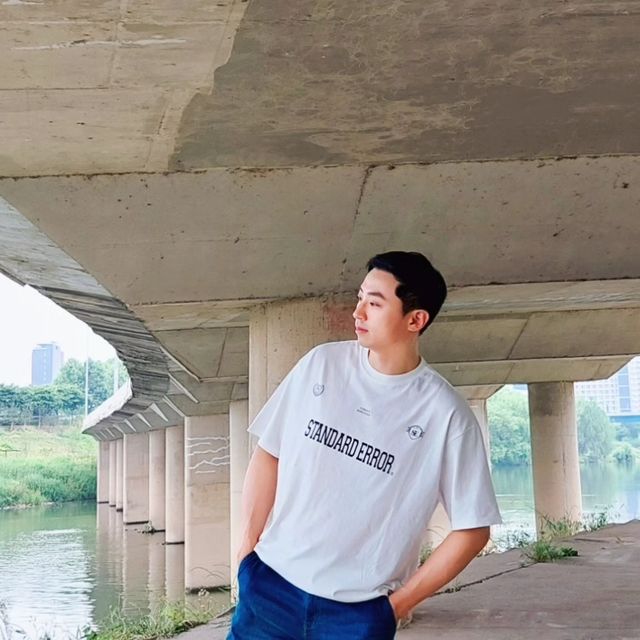 포이 on Instagram: "#광고 깔끔한 티셔츠 하나만 있어도 여름코디 끝!😄 <스탠다드에러>의 칼리지 클럽 반팔티로 시원한 여름 룩 연출해봤어요🤟 과하지도 심심하지도 않은 딱 기본 티 스타일