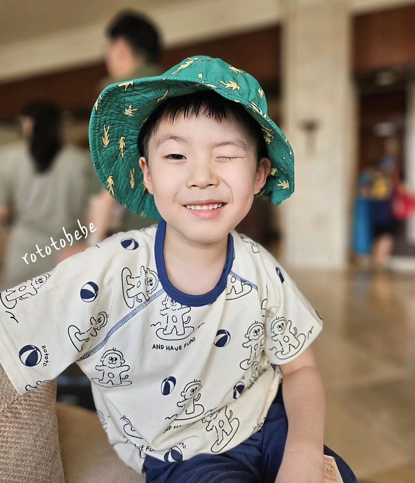 #협찬 #로덬대박

⠀⠀

대박이의 여행 첫 날🌴 
아직 로토토베베 여름신상 오픈 전이라 궁금하신 분들 많으시쥬
봄에 이어 여름 또한 대박이구요
저도 너무 예뻐서 보자마자 바로 트렁크에 다 실어서 왔어요🤭⠀

요 상하복은 깔끔하고 시원해보이는 느낌에 
물놀이하는 귀여운 캐릭터까지 휴가룩으로 쵝오🏄🏻
부드럽고 착용감이 편안해서 빡쎈 일정의 여행 첫날 룩으로 골랐어요
역시 통기성도 좋고 땀 흡수도 잘되서 더운나라에서도 입기 좋더라구요🌞
⠀
⠀

로토토베베 여름 신상 하나하나 소개해드릴께요 🤩
+ 실내복도 진짜 귀여워요 ⠀
rototobebe ⤵⠀
🩵 샤인두들셋업 네이비
🩵 대박이 108cm 18kg 120size 

⠀⠀

⠀
#로토토베베 #로덬 #세부여행 #세부호텔 #유아상하복 #로토토베베여름 #로토토베베사이즈 #아기옷 #키즈모델 #키즈인플루언서