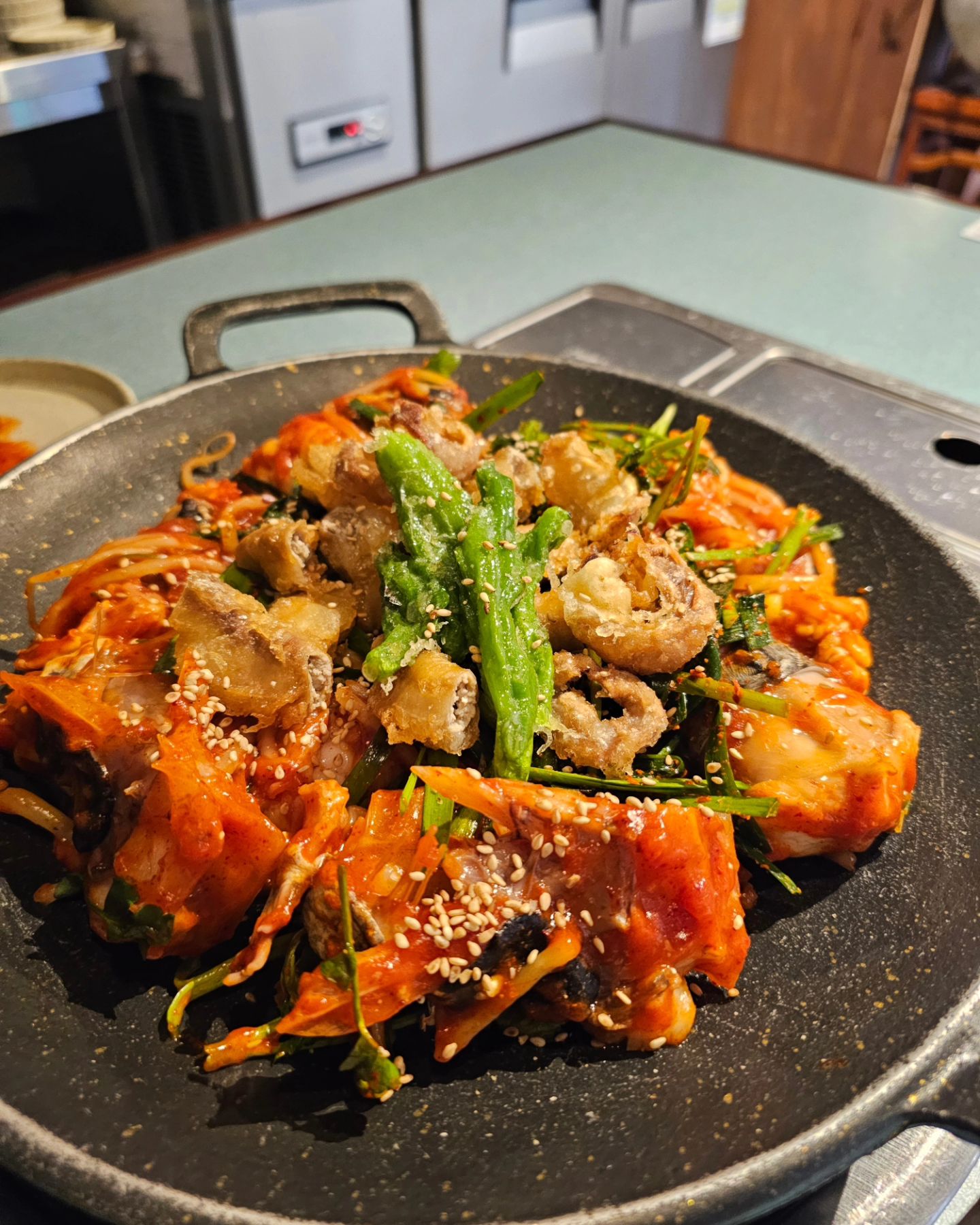 #협찬

곱창도 최애 아구찜도 최애
최애끼리 만나면?

성수 진또배기 맛집 성수아구 에요!
뻔한 맛이 아니라 상상 이상의 맛이랍니다
여기 가득한 곱창 보이시나요 ㅜ ㅜ!!!
맛있는거에 맛있는걸 섞으면 어떡해요오오
한옥을 개조한 인테리어도 근사한디
감태주먹밥이나 감자전같은 사이드도 메인만치 정성스럽고 양도 많아서
재방문의사 100000000%
#성수맛집 #곱창아구찜 #성수agu#l4l #좋아요 #좋반 #일상 #소통 #l4l #반사 #릴스초보