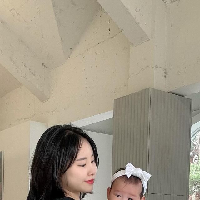 @so_gorgeous_365 on Instagram: "아기 백일 기념으로 둘이 사진찍으려고
퍼프소매 원피스 하나 장만했어용 :)🖤

✔️아직 살을 못빼서 빅사이즈 옷만 가능한
뚱뚱한 이 몸뚱아리를 예쁘게 커버해주는 
편안하면서 깔끔한 원피스애요.

✔️통이 넓고 비침이 없어서 그냥 편하게
쓱 입고 쓱 벗을 수 있어서 
엄마들 등원룩으로 딱 좋겠더라구요.

✔️원단을 아끼지 않고 만들어서
셔링과 소매 퍼프가 장난 아니게 풍성해요.
제 굵은 통뼈 손목도 여리여리해 보이더군요.
허허.

✔️허리에 벨트나 끈으로 묶어서 
라인을 잡아줘도 예쁘게 입을 수 있어요.
그러다 붜페라도 가면 벨트를 슥 풀어주면
아주 감쪽같이 뱃살커버가 가능하죠.

✔️모임에 나갈때,집앞 마트에 장볼때,
시댁 갈때,결혼식에 하객룩으로 등든
꾸안꾸로 편하게 예쁘게 입기 딱 좋고
쿠팡에서도 판매하니 빠르고 간편하게
구매항 수 있어서 좋았어요.굿굿.

혹시 궁금하실까봐 밑에 링크도 남겨둘게요.

https://www.coupang.com/vp/products/7867626517?itemId=21484469245&lptag=A00814480&redirect=landing&searchId=a68aa2607d1b4c5d9833c4d0ab413b53&sourceType=brandstore&spec=10799999&src=1139998&storeId=73174&subSourceType=brandstore&vendorId=A00814480&vendorItemId=88538591440&wPcid=48644484623002095628351&isAddedCart=

#광고#봄원피스#봄롱원피스#바스락원피스#루즈핏원피스#빅사이즈원피스#맘룩#엄마어린이집등원룩#어린이집등원원피스#퍼프롱원피스#77사이즈원피스#엄마등원원피스#꾸안꾸원피스#캐주얼롱원피스#셔링원피스#캉캉롱원피스#우아글로벌
#백일 #데일리룩코디 #데일리룩"