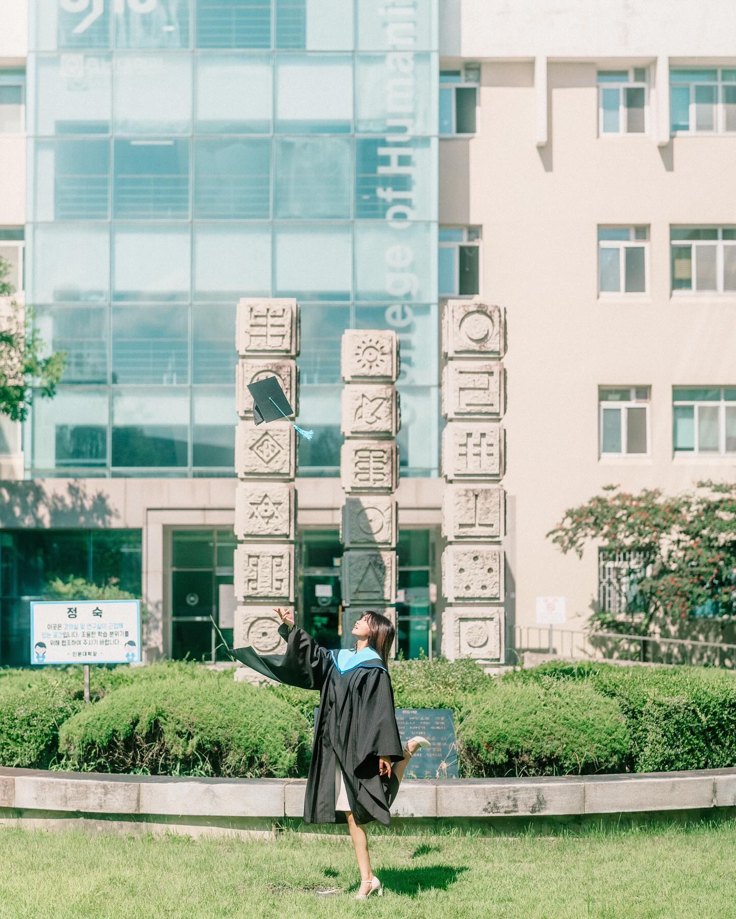 제가 절대 까먹은게 아니구요 졸업시즌에 맞춰서 올리려구 노린거거든요!!!!
사실… 타이밍 놓쳐서 겨울 졸업 시즌까지 기다리고 있었..👀
헤헤 유독 초록초록한 내 졸업스냅 오떤데!!!!!!!

📷 littlehippo_pic