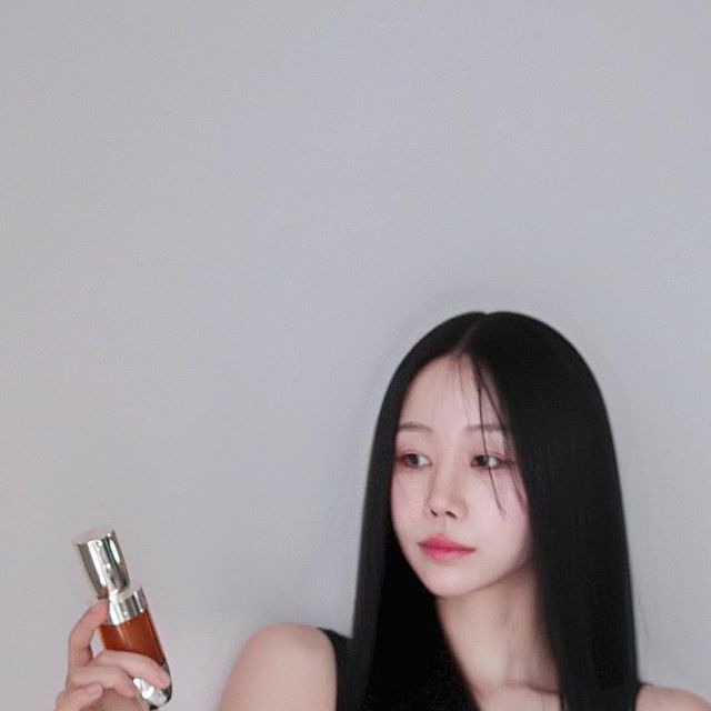  지연 on Instagram: "#협찬 @sulwhasoo.official 
럭셔리 안티에이징 세럼으로 유명한 누적판매 450만병*의 설화수 대표 제품, 인삼 캡슐 자음생세럼
⠀
10만개의* 인삼캡슐이 포함되어있어 피부 기둥을 바로 세우고 처진 피부를 리프팅 해주는데요! 제품을 꾸준히 사용해보니 쫀득해지고 속부터 탄탄하게 차오르는 느낌이더라구요
⠀
자음생세럼은 독보적 인삼 헤리티지 진세노믹스로 48시간 안에 콜라겐을 복구해준다고 하니 아직도 사용해보지 않으셨다면 사용해보시거나 선물용으로도 너무 좋을 것 같아요! 추천 ✨🫧✨
⠀
#설화수 #자음생세럼 #스킨케어 #안티에이징 #탄력관리 #리프팅세럼 #캡슐세럼 #콜라겐세럼 #콜라겐복구 #인삼캡슐세럼 #제품제공 #motd"