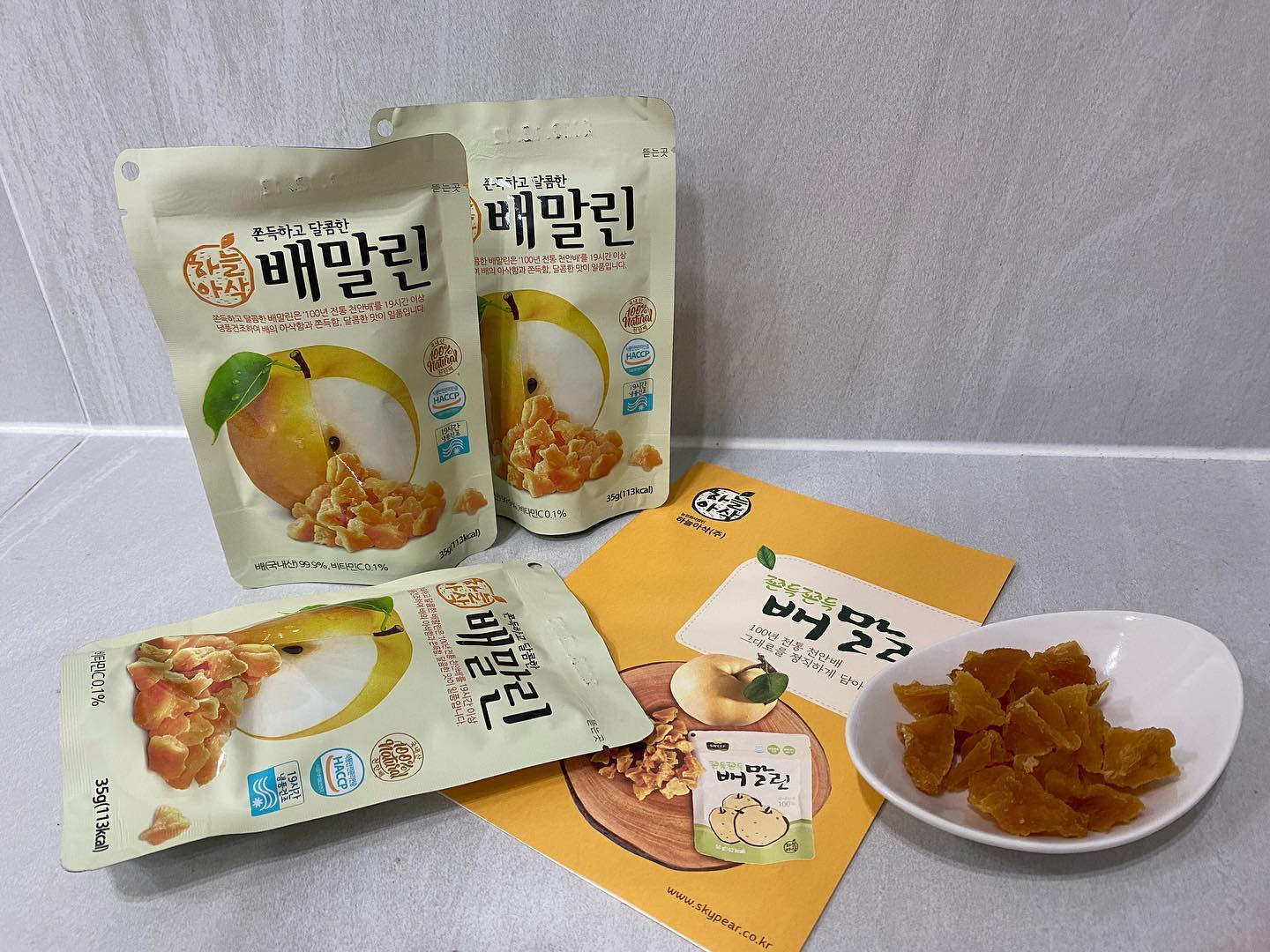 ⠀
⠀
#협찬
말린건 감과 고구마만 먹어봤지
배말랭이는 이번에 처음 먹어봤는데요.
건강한 간식인 배말린은 19시간 냉품건조로
쫀득한 맛이 정말 좋아요.
⠀
설탕, 방부제가 들어있지 않아
아이들 간식으로 너무나 좋고
이 배는 달고 아삭한 천안배로 만들었어요.
건강한 간식도 먹으면서
국내에서 생산되는 배도 소비되니
모두에게 좋은거겠죠?
⠀
예전에 목이 아프면
엄마가 끓여주시던 배도라지물이
생각나는 배도라지청은
따뜻하게 차로 마시거나
시원하게 얼음넣고 마셔도 되고
잼 처럼 빵에 발라 먹어도 맛있어요.
⠀
설탕이 아닌 우리쌀로 만든 조청이
들어 있다니 재료까지 마음에 쏙 드네요.
⠀
#건조간식 #배말린 #배도라지청 #배도라지
#동결건조과일 #말린과일 #말랭이 #어린이간식 #도라지청
#목이편한도라지 #국산배도라지청 #아기간식