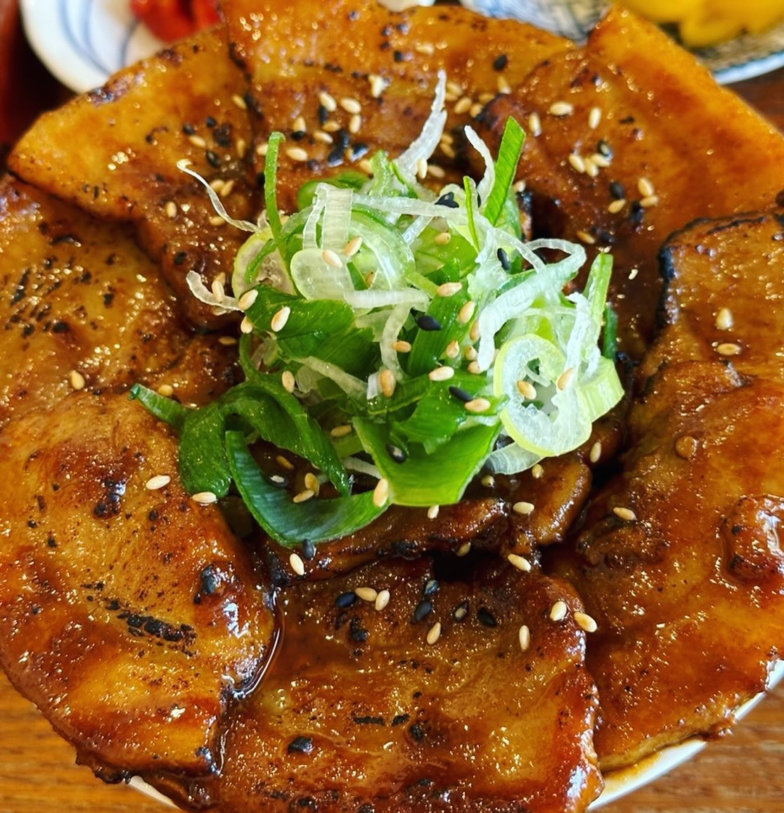 전북대 근처에 사는 사람이면 꼭 한 번씩 가봤으면 하는 찐맛집 #모퉁이덮밥 !!
이름에 충실하게 모퉁이에 있는 작은 덮밥집인데 사장님 덮밥 만드는 솜씨가 장난 아니고 재료 가득가득 밥 가득가득 야무진 한 끼 식사 할 수 있는 곳입니다 ✨
정성껏 달여낸 조림간장으로 간을 하시고 목살 큐브스테이크가 듬뿍 올라간 시그니처 모퉁이덮밥부터 이번에 신메뉴로 나온 삼겹부타동도 있어요
북해도식, 모퉁이식으로 두 종류를 맛볼 수 있는 삼겹부타동은 각각 간장 양념과 모퉁이 자체제작 매콤한 양념으로 조리되었답니다!
이외에도 규동, 제육덮밥, 오돌뼈덮밥 등 다양한 메뉴가 있으니 골라 먹는 재미가 뿜뿜~!
돈까스 킬러 남자친구 원픽인 돈까스덮밥은 큼직하게 썰린 돈까스에 마요네즈와 돈까스 소스가 뿌려져 자꾸만 손이 가는 맛이랍니다
1인이 앉기 안성맞춤인 바 테이블이 많아 전북대 근처 혼밥하기 좋은 곳이고 배달 포장도 당연히 되니 모두 모퉁이덮밥에서 맛있는 덮밥 드셔 보세요✌

🥢 추천 메뉴
모퉁이식 삼겹부타동 10000원
돈까스덮밥 9000원

📍전북 전주시 덕진구 삼송3길 42 107호 모퉁이덮밥
🕖 월 - 금 10:30 - 21:00 (14:30 - 17:00 브레이크타임, 20:00 라스트오더) / 토 10:30 - 14:30 (13:30 라스트오더) / 매주 일요일 정기휴무