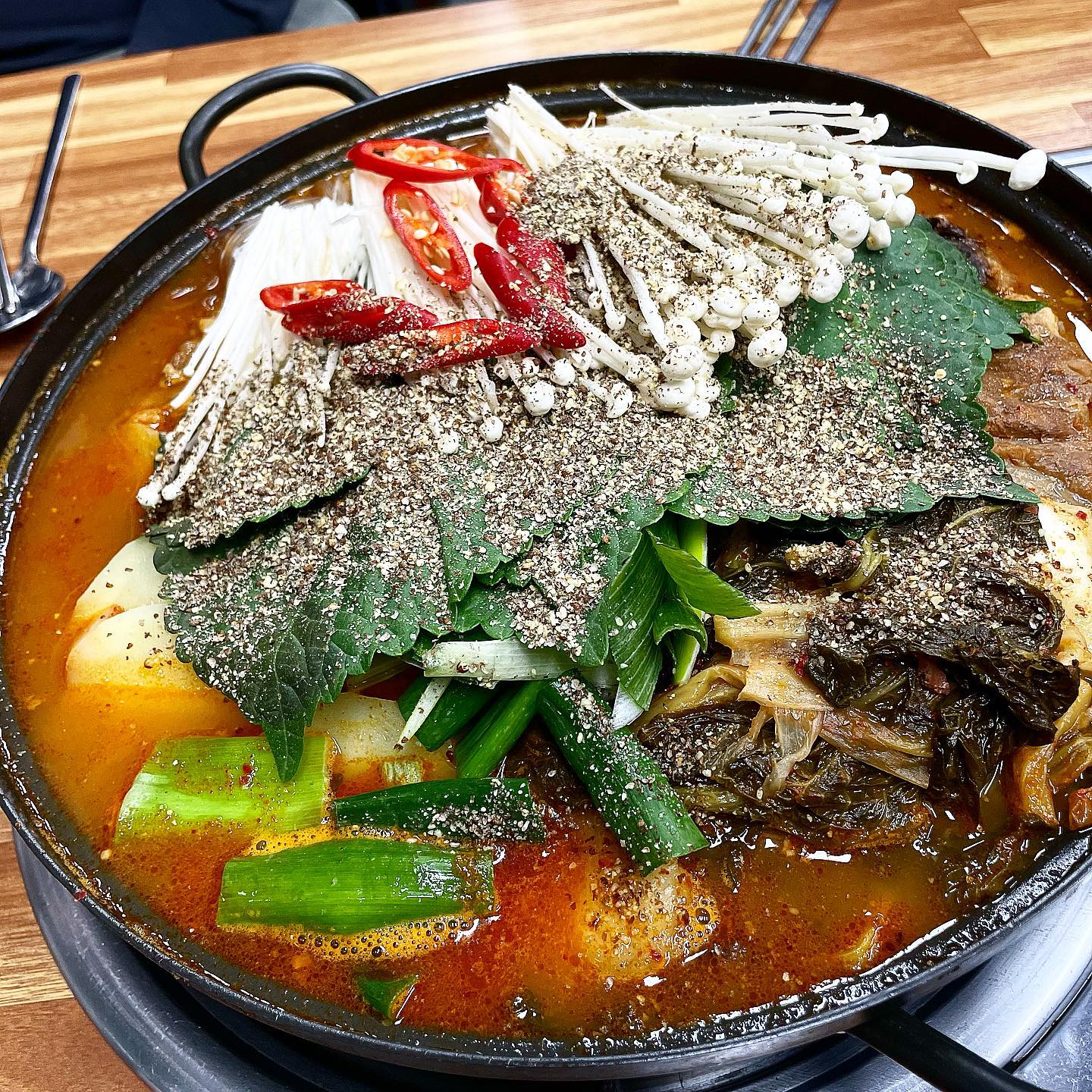 #협찬 [시흥 신의주순대&감자탕]
날이 추우니깐 뜨끈한 국물이
생각나서 감자탕 먹고왔어요 !!! 

자극적이지않고 단백하고 깔끔한 맛이 일품인 신천동감자탕 맛집! 

다먹고 볶음밥은 필수죠?

-경기 시흥 포도원로 116번길 26
프라임캐슬 지식산업센터 1층
- 영업시간 10:00~ 22:00
-주차가능

#신천역순대 #신천동감자탕 #신천동뼈해장국 #신천동곱창전골 #신천동배달맛집 #시흥맛집 #감자탕맛집🥘