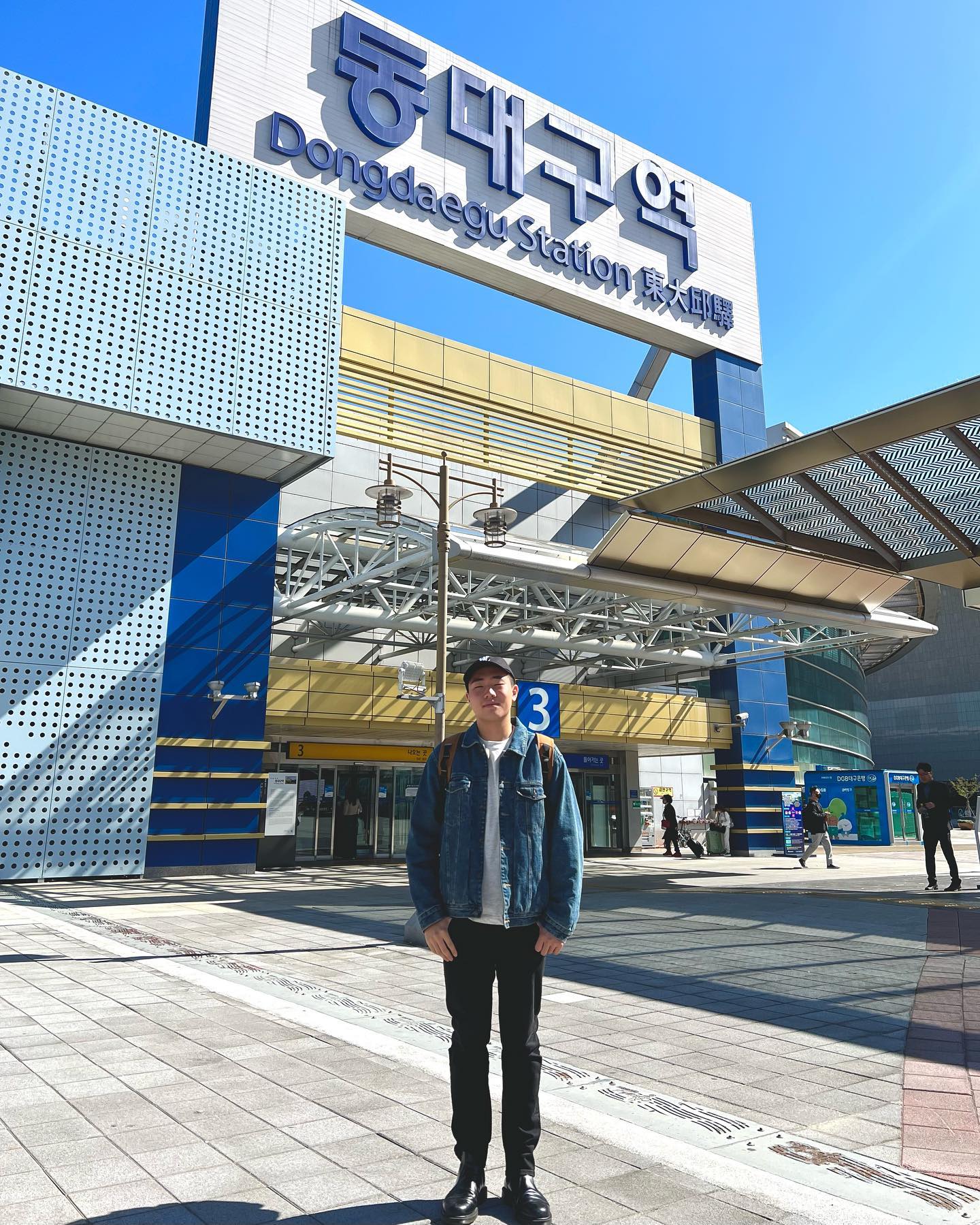 올 한 해는 정말 다사다난한 한 해이기도 했으며, 개인적으로는 4차 성징(사춘기)으로도 표현하기도 했다

많은 성취감과 크게 무너져 본 좌절감, 그 사이사이 행복함을 두루두루 갖췄었고, 시야가 많이 넓어진 만큼 내가 갖고 있던 가치관과 생각들이 한층 더 성숙해 지는 느낌이었다

그 과정 속에서 성장통도 물론 있었지만, 그럴 때 마다 내 주변 사람들 덕분에 버티고 행복할 수 있었다

나를 알고 있는 내 주변 모든 사람들에게 2023년 너무 고생 많았다라고 말해주고 싶고, 2024년 거창한 목표도 물론 좋지만 모든 순간 순간이 행복했으면 좋겠다

너무 고맙고 사랑합니다 모두 새해 복 많이 받으세요✨

#thankyou2023