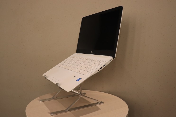 안정적으로 2단 조절되는 데이플랜 노트북 거치대!