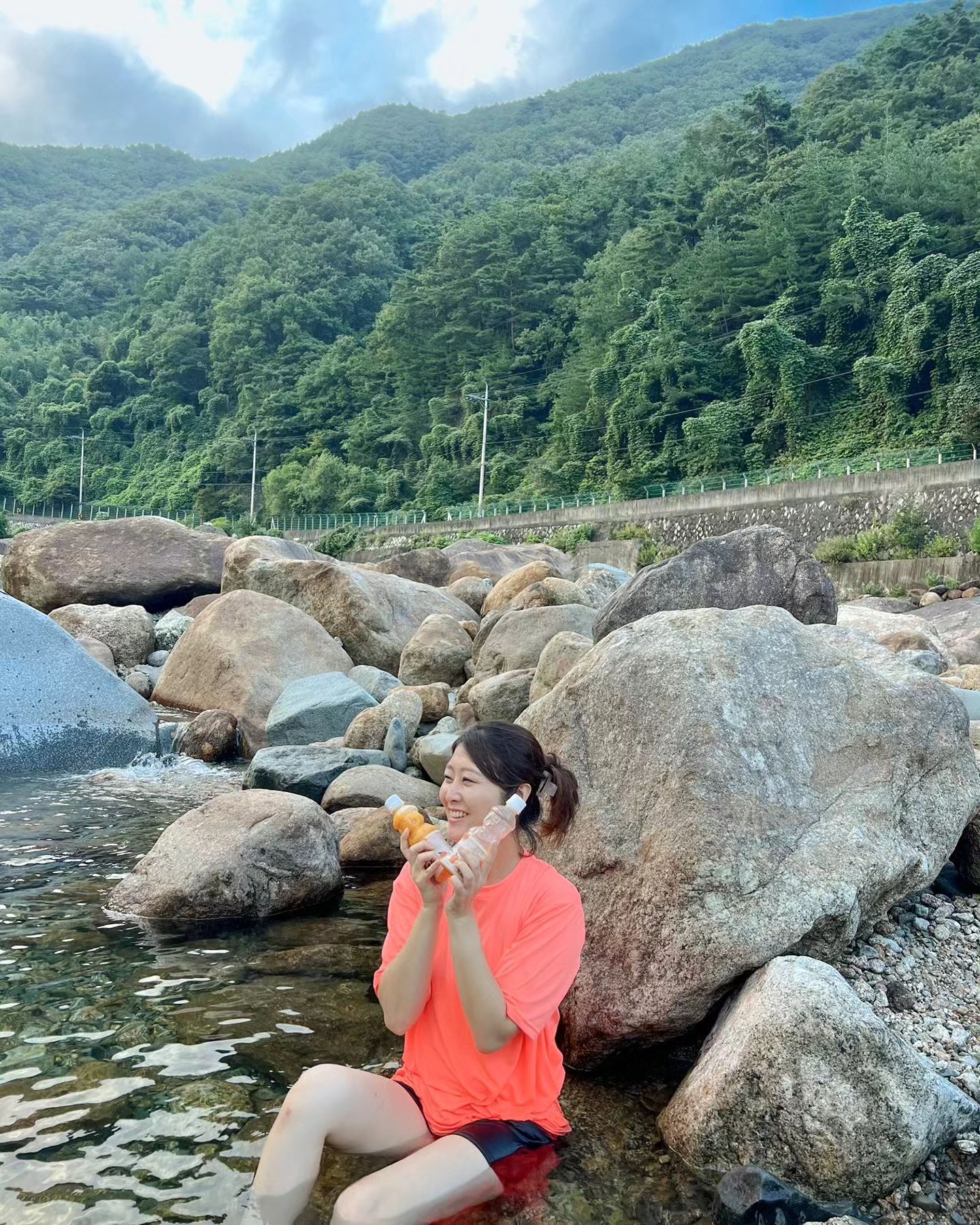 여름부터 지금까지 오렌지쥬스 덕후가 마시는 #제주한라봉쥬스 를 소개할게요!

제주에서 수확한 한라봉만 사용해서 만들기에 더 의미가 있구!
또 20년동안 제주에서 감귤을 가장 많이 가공한 기업과 함께해서 노하우를 꾹뚝 눌러 담았다구해요👍
NFC 프리미엄 착즙주스라서 물이 한방울도 안들어가서 건강과 맛을 한번에 챙길수 있다는🍊
겨울에도 달콤한 쥬스와 함께 힐링햡시댜아아🧡
.
.
.
#협찬#광고#탐나오#탐라원#한라봉쥬스#인생쥬스#감귤쥬스#착즙쥬스