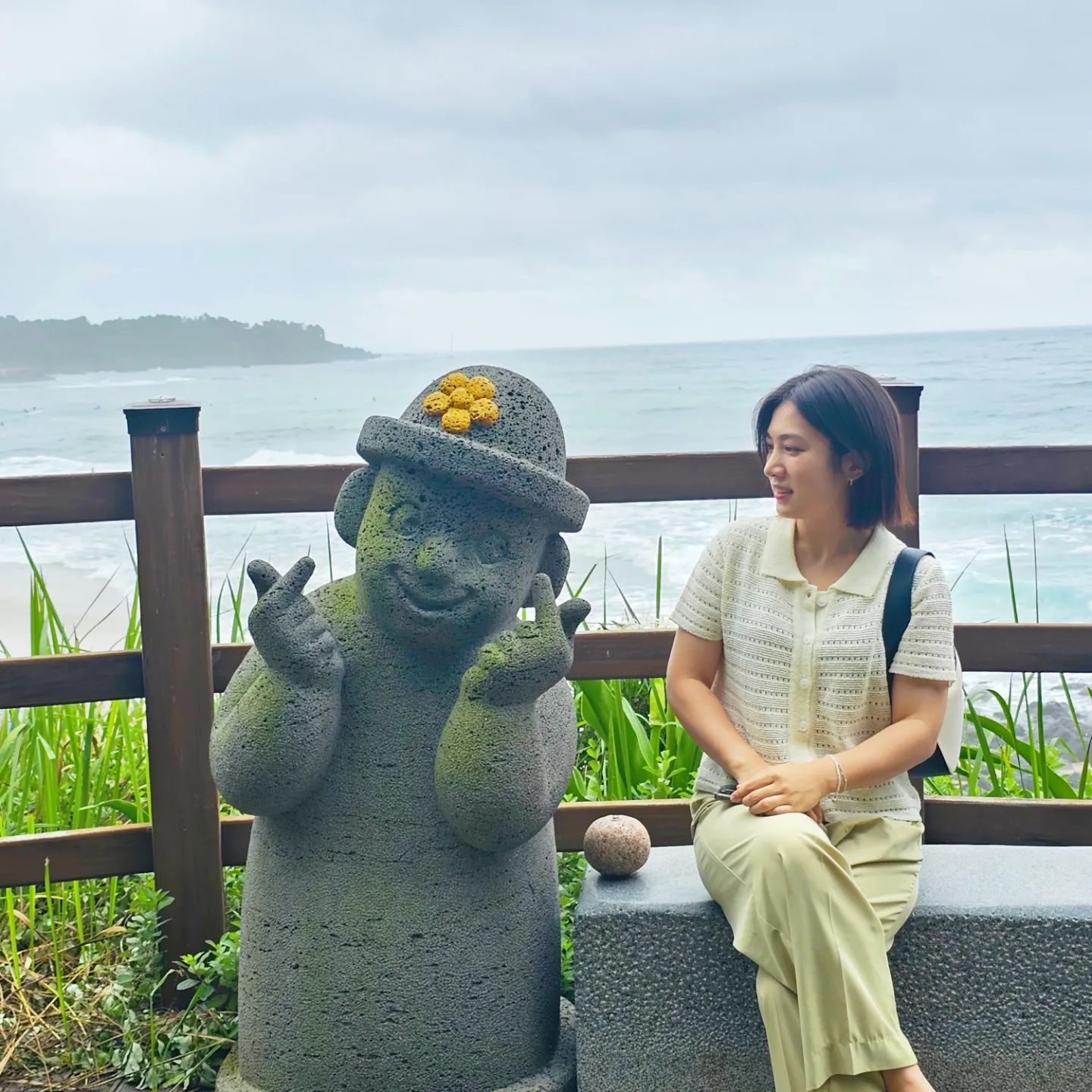 멀리서 볼때 돌하르방 손가락 욕하는 줄 알았잖아 ㅋㅋㅋㅋㅋ🤔
.
.
.
📍#중문색달해수욕장 
제주 서귀포시 색달동

✔️ 이 귀요미 돌하르방은 파르나스 호텔 산책로에서 해변으로 내려가는 길에 있어요!

#제주여행 #제주 #제주가볼만한곳 #제주해수욕장 #제주도민