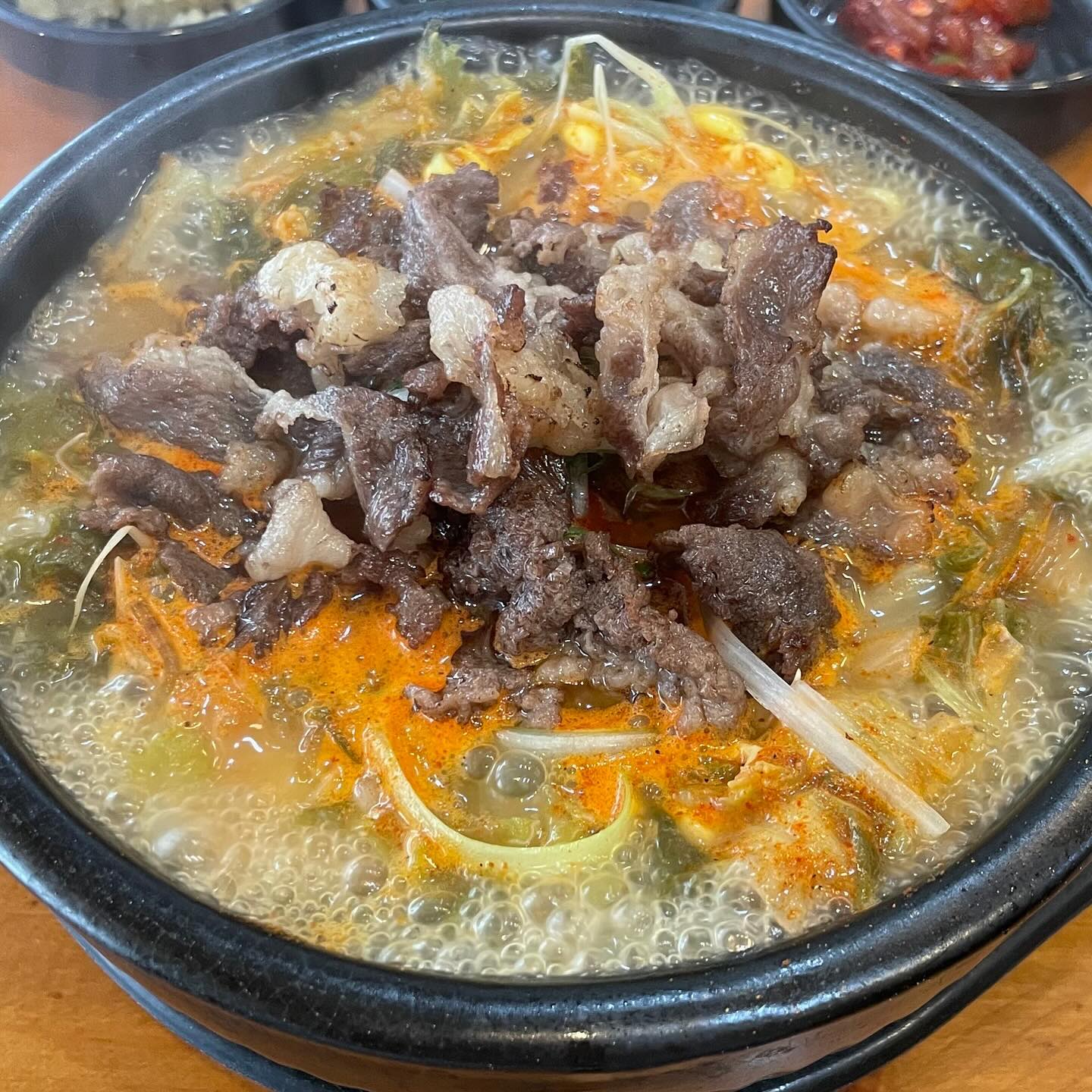 차돌해장국으로 해장하자 해장길 #제주 #해장길 

제주공항 근처 아침식사 맛집 “해장길”
여행을 가면 빠질 수 없는게 음주다.
돌아오기 전날밤은 여행의 아쉬움을 달래기 위해 더더욱 필요하다.
그때 공항으로 오는길에 맛있게 먹을 수 있는 해장길

차돌해장국은 뜨끄한 국물에 차돌박이의 고기맛이 진하게 우러나있다.
불맛이 나는 해장국은 전날 음주로 텁텁해진 입맛을 돋구는 매력이 있다.
아삭한 콩나물과 우거지를 차돌과 함께 국물채 먹으면 어느새 밥 한공기가 뚝딱이다.
무엇보다 공항으로 오는길에 편하게 들릴 수 있어서 마지막날 찾는다면 정말 좋다.

제주에서 오는날 해장길로

#깨비_제주 

📌해장길(제주시 신대로12길 7)
📌차돌해장국 12,000원
⏰08:00~21:00
☎️064-713-2626