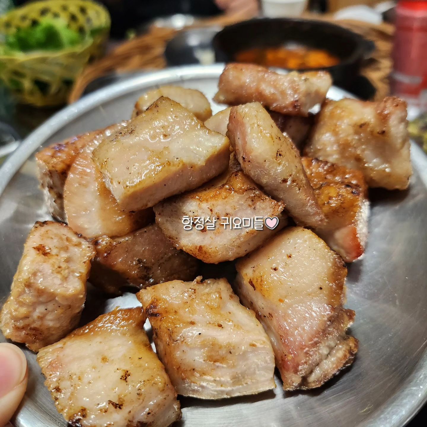 ♡동생 놀러와서 급하게 외식^^
오늘 제대로 먹어서 살이 쪘어요
월요일은 진짜 굶어야지.

광주고기맛집 원래 가던곳 문 닫아서 근처 배회하던중
낚시술마왕 남편이 여기 가보자고 간곳.
금수산방?? 금수강산 아님  금수산방임

👉5시부터 영업시간인데 손님들도 많아서 
나갈까하다가 앉았는데 안 나가길 잘했음
매일 영업 

👉항정살6인분에
삼겹살불고기3인분
양파볶음밥3인분같은 2인분
잔치국수 2인분같은 1인분
소주, 음료
오늘 정말 개운했어요.
잘 먹었습니다 낚시술마왕 ^^
형부최고 외치는 처제^^

👉기본찬도 좋구, 리필은 셀프바 있어요.
할라피뇨랑 먹었을때 넘 맛나네요.
와사비, 소금 저리가라  할정도로 할라피뇨랑 고기 궁합 최고

♡♡♡♡♡♡♡♡♡♡♡♡♡♡♡♡♡♡
#금수산방 #광주고기맛집 #화정동맛집  #내방동맛집 #항정살맛집 #화정동고기 #맛집 #레시피 #맛집러 #집밥러 #광주맛집러 # 맛집그램 #동생이랑 #일상 #소통 # 광주숯불구이전문