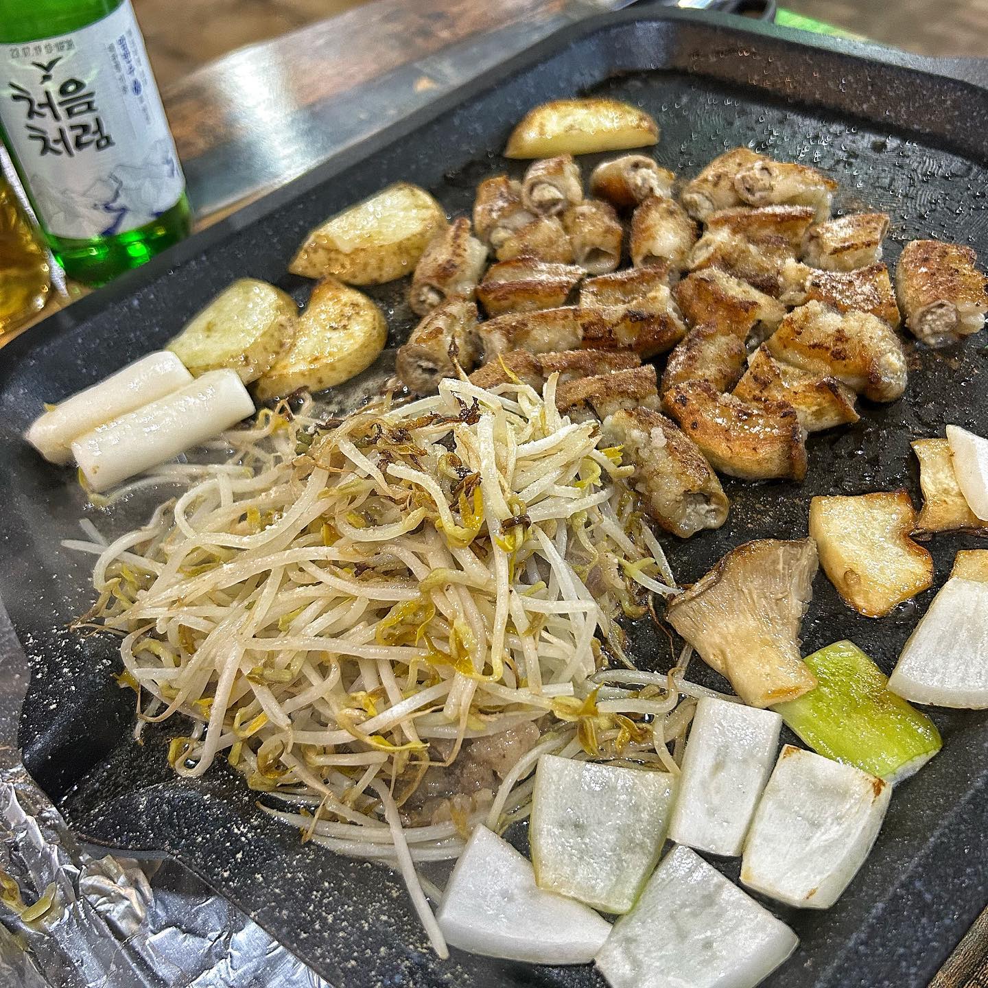 #협찬
안산 고잔동 - 🔺장인소곱창🔻

안산 고잔동에 위치한 6년차 소곱창 맛집 
'장인소곱창'에 다녀왔습니다!😄

🔸‘한우곱창/국내산 200g’ 21,000원
초벌한 한우곱창이 나오고, 감자와 숙주, 떡이 기본으로, 그리고 우삼겹과 염통이 서비스로 나옵니다!!

먼저, 사장님께서 우삼겹과 염통을 숙주와 함께 볶아주시고!
한우곱창을 노릇노릇 하게 천천히 구워 잘라주십니다!🤭
곱창상태가 너무 좋고 부드러운데, 씹는 순간 곱의 고소함까지 전해져서 너무 만족했습니다🙃🙃

🔸'볶음밥' 3,000원(1인기준)____2인기준은 4,000원 임둥!!!

김가루밥에 우삼겹, 곱창을 잘게 썰어 파김치와 같이 맛있게 볶아줍니다! 
(곱창먹고 볶음밥 안먹으면 예의가 아니쥬)

🔸'콩나물라면' 4,000원

시원한 콩나물 라면! 
입가심으로 하기 딱 좋죠!! (진라면 매운맛👍🏻)

오늘 비가 추적추적 내렸는데, 빗소리와 곱창 익는 소리가 아주 절묘하게 맛있는 소리가 나더라구요ㅎㅎ

기본찬으로 나오는 시원한 콩나물국을 마시면서, 곱창익는 그 순간을 기다리며 소맥한잔!

맛있는 월요일 곱창이였습니다~😄😄

📍 주소 : 경기 안산시 단원구 광덕2로 163-7 1층 장인소곱창
☎ 전화 : 031-434-7892
⏰ 영업시간 : 17:00 - 24:00 (매달 2, 4번째 일요일 정기 휴무)