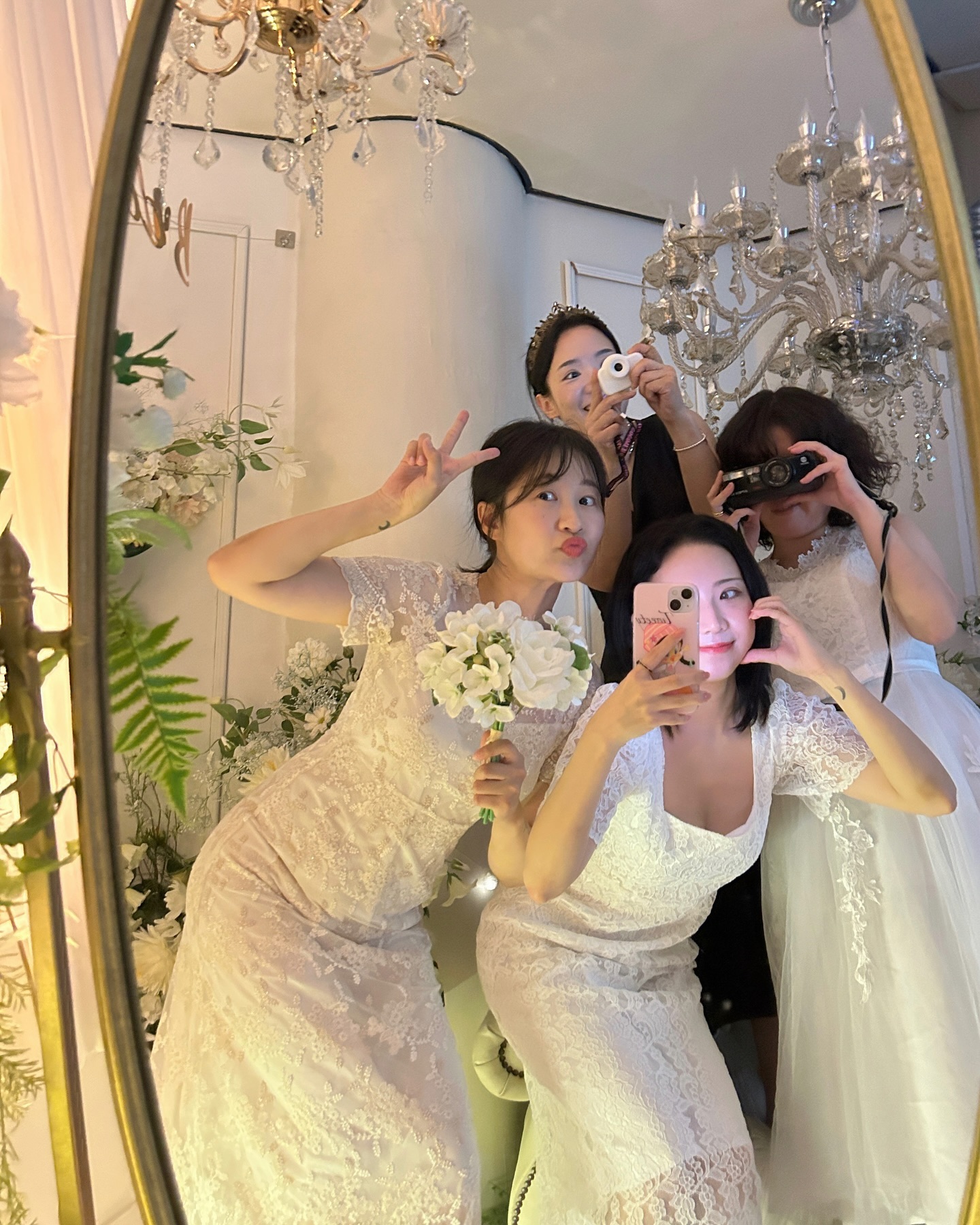 우리 넷 중 첫 번째 유부 yruutkcgi 🧡
나이 먹을수록 사진 찍기도 귀찮아져 함께 찍은 게
얼마 만인지😗 덕분에 좋은 기념이 될 순간들📸 
행복해라 그녀!🥳🫧💛

#브라이덜샤워 #브샤 #우정사진 #우정스냅