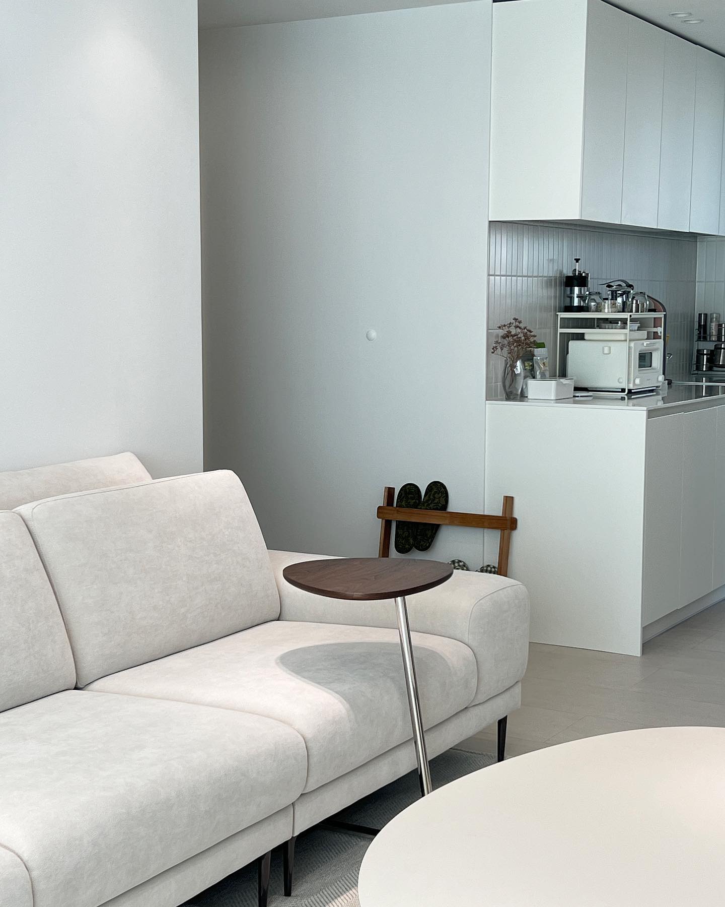 빌라레코드, 사이드 테이블3 

villa_records_ 

고민 끝에 데려온 사이드테이블이예요!
6개월전쯤인가요? 빌라레코드 쇼룸에 갔다
한 눈에 반했던 사이드 테이블인데,
이제서야 데려왔어요!

화이트 모던 인테리어에 월넛 포인트를 하나씩
채워가고 있는 유돌부부네,🤎

이번에 데려온 사이드 테이블 어떤가요~? 

(릴스 세번 올렸다 지우고, 결국 피드로T.T)

#빌라레코드 #villarecords 
#인테리어디자인 #홈스타일링 
#가구인테리어 #우드인테리어 
#사이드테이블 #쇼파테이블 
#릴스는어려워 #🥹