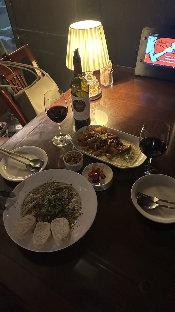 23. 09. 25. Mon 비 오는 날 서울역 와인바 “빈공간”에서 분위기 있는 맛집 데이트 with. 쏘