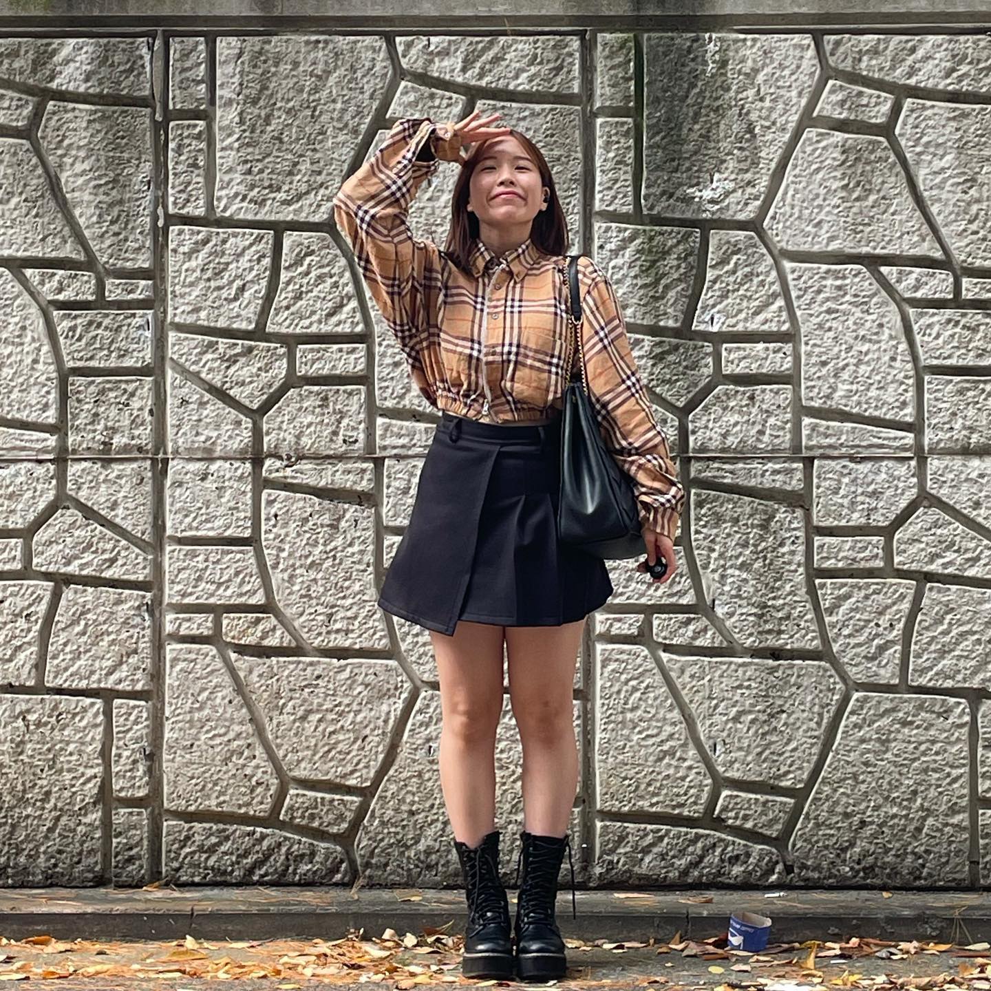 .
매번 이쁜 댓글과 좋아요 남겨주기로 감사해요🙏🙏
요새 갑자기 너무 바빠져서 소통을 못
했네요ㅠㅠㅠ
그래도 차근차근 하나씩 꼭 읽을게용!!!!🥺🥺💗

Top. burberry #버버리셔츠 #갈색셔츠
Bottom. #블랙스커트 #블랙치마
Shoes. #워커

#데일리룩 #가을코디 #오오티디