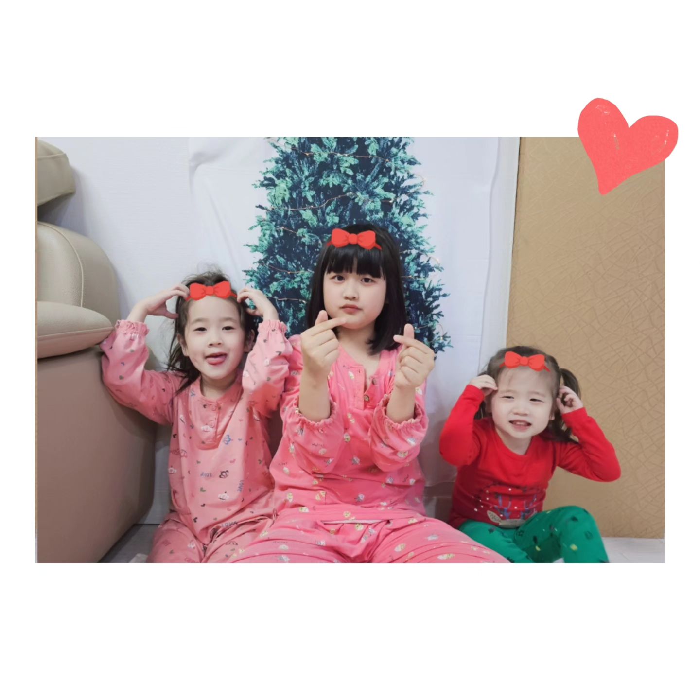 #지쓰리네

화이트 크리스마스 🎄

아픈 엄마 때문에 
대충 어설프게 찍은 사진만...

우리 
내년엔 제대로 해보쟈 ㅎㅎ

 
#지쓰리자매
#10살7살3살

#2023크리스마스 
#화이트크리스마스 
#크리스마스기념사진 
#아픈엄마때문에미안 

#2023년도얼마안남았네