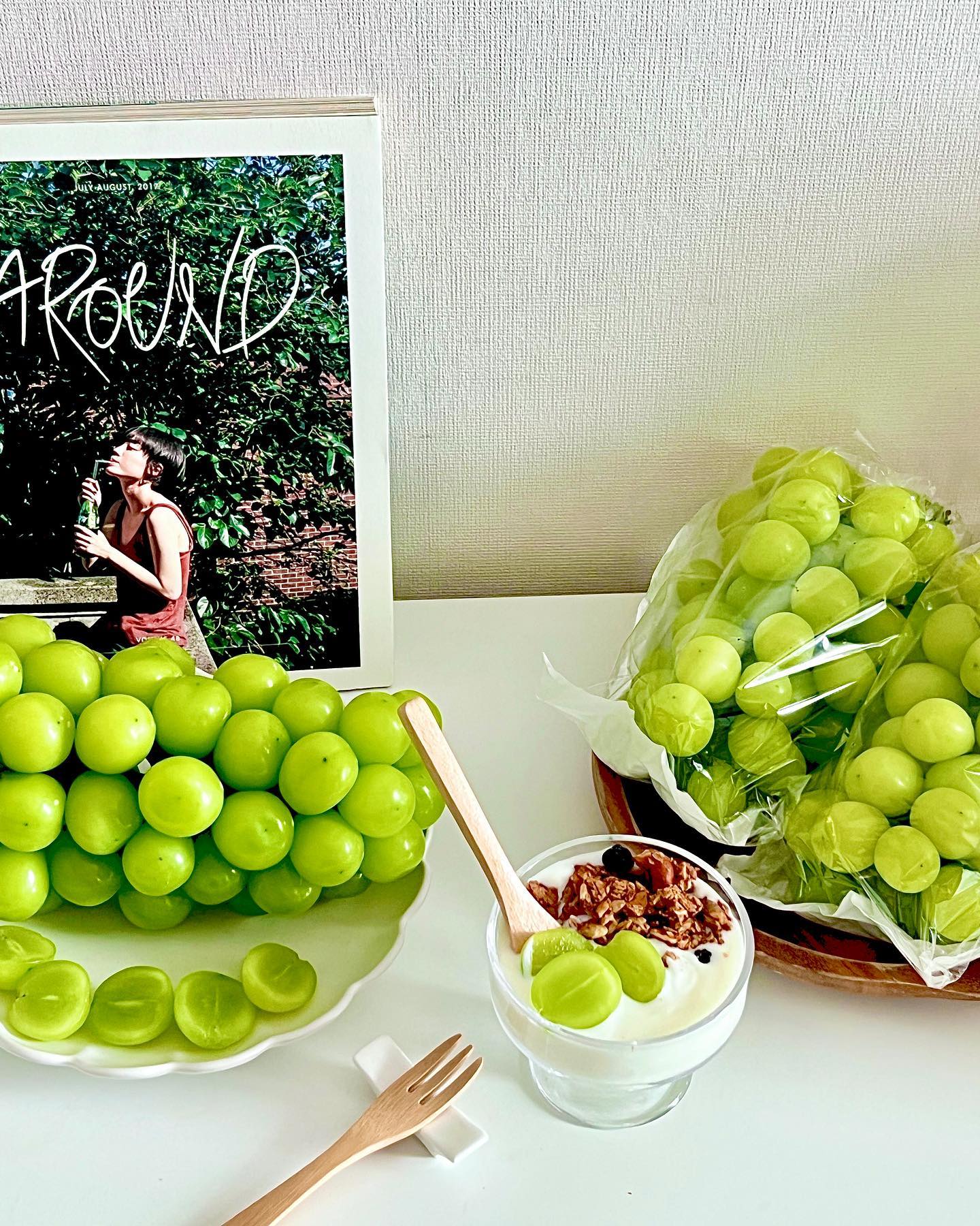 고당도 프리미엄 샤인머스켓 #프룻티즘

📌 프룻티즘

🍇 에메랄드 고당도 샤인머스켓 2kg

⭐️POINT⭐️

✔️ 에메랄드 빛깔
✔️ 평균 18.5브릭스 이상 고당도
✔️ 부여 포도마을에서 재배 
✔️ 산지직송 프리미엄 하우스
✔️ 샤인머스켓 2kg 약 3-4송이

👄 안녕하세요 😊 공준미입니다 👋🏻 
오늘은 프룻티즘에서 보내주신 에메랄드 고당도 
부여 프리미엄 하우스 샤인머스켓을 먹어보았어요 🍇
프룻티즘 과일들은 산지직송의 신선한 과일들만 
판매해서 더 맛있고 싱싱하게 받아볼 수 있는데요! 
에메랄드 빛깔의 예쁜 알이 통통하고 꽉 차있는 
프리미엄 급 샤인머스캣이랍니다 😄
평균 18.5 브릭스 이상의 고당도 포도라서 
크다고 밍밍하지 않고 실하고 달기까지 한 알짜배기 
실속있는 프리미엄 포도랍니다 🥰
알이 워낙 커서 성인 여자 한손에 몇알만 올려도 꽉차더라고요 🤤
요거트위에도 올려먹고 순삭하는 과일이라서 간식으로 딱이에요 😚
물리지 않아 끊임없이 계속 들어간답니다!👍🏻

📝 주문메뉴
- 에메랄드 고당도 프리미엄샤인머스켓 2kg (38.9)

📍 https://m.smartstore.naver.com/fruitism

👑 더 많은 맛잘알 장소가 알고싶다면 -> gongjunme

#인플루언서 #공준미 #대구맛집 

#샤인머스켓 #샤인머스켓택배 #샤인머스캣 
#샤인머스켓포도 #과일스타그램 #과일선물 

#먹스타 #맛집 #맛스타 #맛스타그램 #먹스타그램 
#푸드스타그램 #먹방 #맛집스타그램 #맛집탐방 

#먹스타맞팔 #먹팔 #먹스타소통 #먹팔해요
#먹팔환영 #먹스타맞팔 #맞팔 #먹팔소통
#먹팔맞팔 #좋반 #좋아요반사 #찐소통