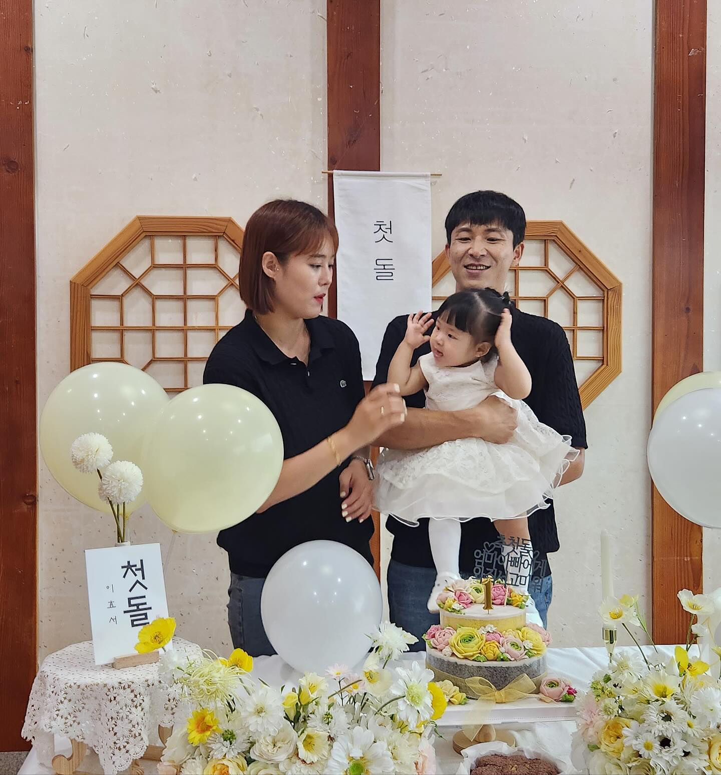 두구두구두구👉🏻👈🏻대망의 돌잡이☺️
효서는 과연 무엇을 잡았을까요 ?^^ 쿡 ㅋㅋㅋㅋ
역시 저의 딸 답게 ~ 예상을 벗어나지않게 처음에는 마이크 !
두번째는 공을 잡았어요^^^^^^ㅋㅋㅋㅋㅋㅋㅋㅋㅋㅋ그런데 !!
마지막에 갑자기 판사봉을 뚜둥 잡아서👀모두를 깜짝 놀라게했었죠 ~ 힣🫶🏻
처음 낳았을 때 마음처럼 아프지만 말고 건강하게 자라주었으면 하는 마음이
가장 크다 이효서😊아프지말고 지금처럼 텐션 넘치는 아이로 자라자 !
얼른 커서 엄마랑 노래방 가쟈👻🫶🏻

#딸맘소통 #육아맘일상 #가족일상 #육아인스타 #아기일상 #육아 #육아꿀팁 #육아맘 #인스타베이비 #딸바보 #육아맘그램 #맘스타그램 #가족샷 #육아스타그램#흑토끼띠아기 #제천 #여자 #셀스타그램