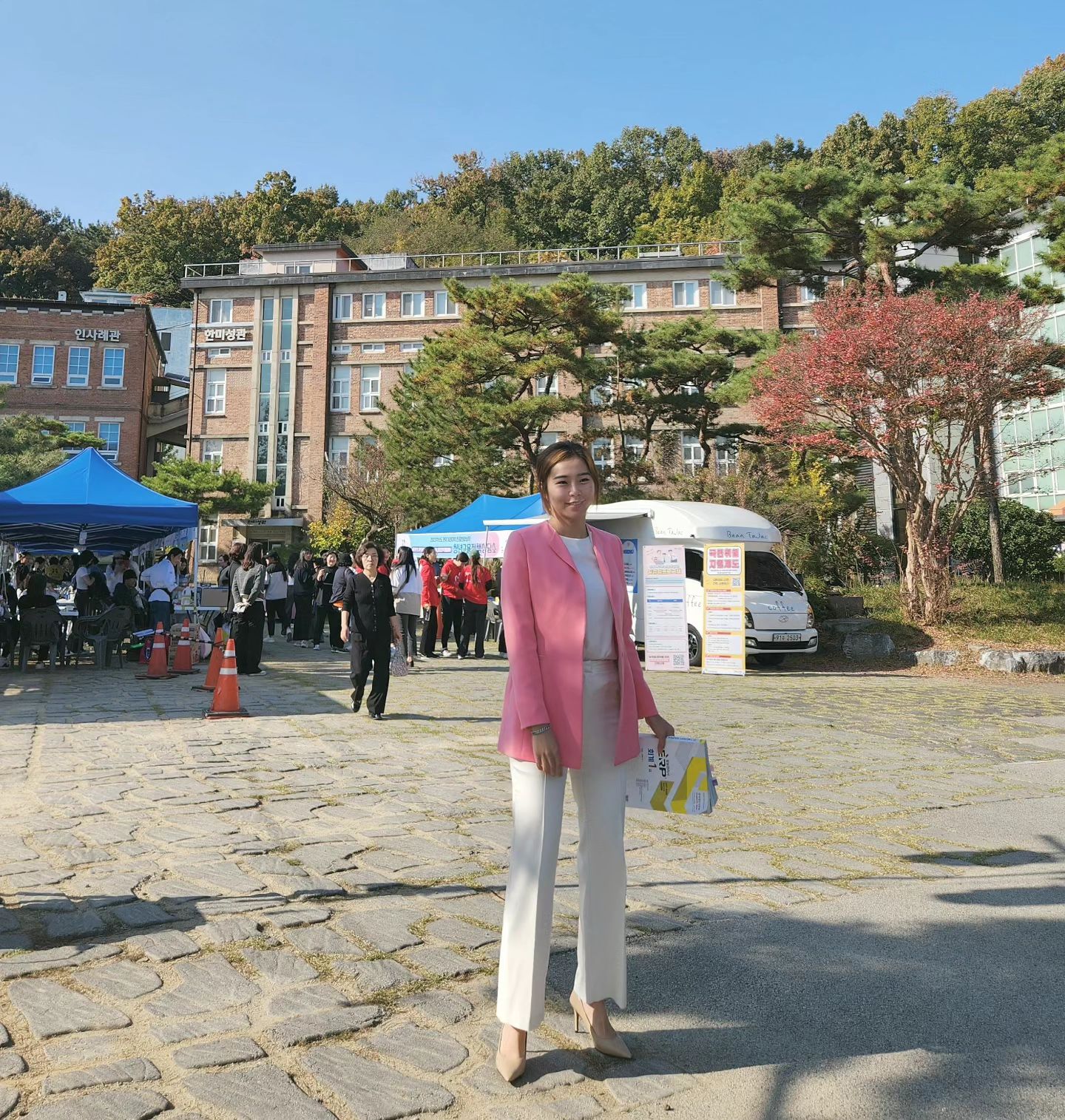 #슈니일상
2주 연속 휴강하고,
설레는 마음으로 3주만에 학교 왔는데,,
오늘 학교 축제라서 전체 휴강🫠

햄버거로 점심 떼우면서
차에서 화장+강의준비 하며 달려왔는데,,
느네는 축제도 하고 좋겠다,,,,
난 이제 어디가지😂