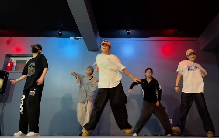 1일차 수업 완전 불태웠다❤️‍🔥❤️‍🔥❤️‍🔥

buffday.seoul 

#minkyungchoreography 
#girlshiphop #femalehiphop 
#remyma #conceited