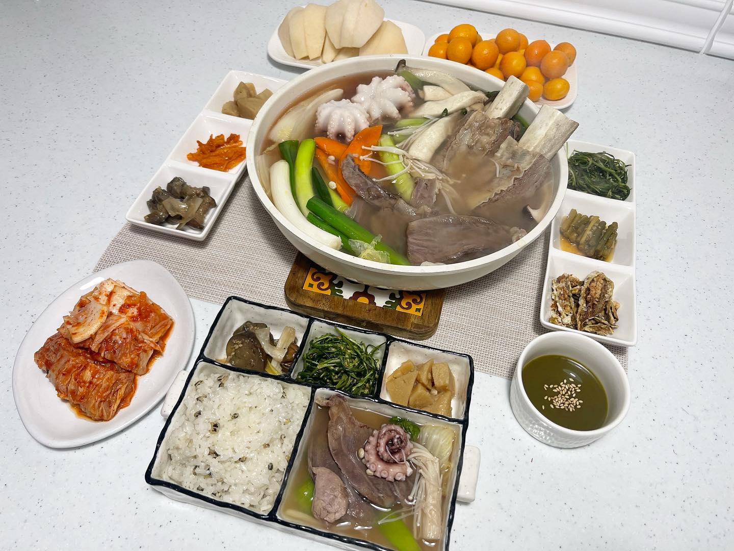 오늘의 #협찬 
-
흑보리밥 갈낙전골 가지볶음 진미채볶음 새발나물무침
배추김치 고추부각 마늘쫑볶음 +배 금귤 
아윤원픽 갈낙전골에 왕갈비
-
오늘은 옹기촌에서 갈낙전골을 보내주셨어요! 
-
옹기촌 갈낙전골은요 !👀
20년 전통 청주명가 옹기촌! 
오프라인 매장에서 맛볼수있는 갈낙전골을 
밀키트로 집에서 편하게 맛보실수있게 정성가득 담아
만들어낸 갈비,낙지가 통으로들어간 전골인데요! 
정〰️ 말 푸짐하고 가성비까지 착해버려서 이거 강추드려요! ˃̶᷄‧̫ ˂̶᷅๑

✔️ 육수 갈비 덧살 낙지2마리 야채(배추 청경채 당근 파) 버섯 (새송이버섯 팽이버섯) 넓적당면 감자수제비 구기자 와사비소스 
✔️ 푸짐함은 물론! 신선한 야채와 고기에 낙지까지! 2.8kg!! 
✔️ 기력충전 보양식으로 손색없는 갈낙전골
✔️ 국물만 부어주면 우리집이 전골맛집
✔️ 집들이, 캠핑에 이거 하나면 끝끝! 

이전밥상인데요! 
갈낙전골 푸짐함 보이시나요 ?
제가 추가할게 따로없고 이대로 끓이시면 끝! 
정말 정이 넘치시고 푸짐함이 장난이 없더라구요👍

요즘 야채가격도 비싼데 아~~낌없이 다 주시고
거기에 왕갈비에 덧살에 낙지에,,
배불러서 혼났지 뭐에요ㅋㅋㅋㅋ 
넘나 맛있게 잘먹었습니다♥️

요건 캠핑에 딱! 가져가시면 끝날꺼같아요☺️

ㅡㅡㅡㅡㅡㅡㅡㅡㅡㅡㅡㅡㅡㅡㅡㅡㅡㅡㅡㅡㅡㅡㅡㅡㅡㅡㅡㅡ
와... 오늘도 진짜 바빴는데요 ( 찐으로 백수중에 젤바쁨..)
베이킹세미나가 있어서 오전에 용산으로 출발해서
세미나 하고 아윤이 하교시키고 학원왔는데
어제도 외식했는데 엄마 제발~~ 한번만~ 하며
외식을 외치는 째아윤 덕분에 주방 마감이 되었네요(?)
빠르게 저녁먹고 집가서 자고싶은데 
비누 만들고 잘까 지금 2753번 고민중이에요- 24시간이 모자라🥱

울님들 오늘도 넘 고생많으셨어요〰️
저녁 맛있는거 많이드시고 편안한저녁 보내세요 !♥️

💌제품문의는 ongkichon_ 
또는 검색창에 ❝ 옹기촌 갈낙전골 ❞ 을 검색해주세요❤︎

#옹기촌 #갈낙전골 #청주맛집 #보양식 #캠핑 #밀키트