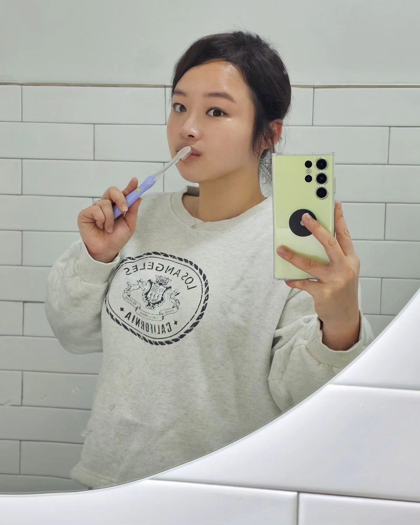 #협찬 ꔛ‬ ᴅᴀɪʟʏ ᴄᴀʀᴇ

교정 후 유지장치를 달고 있기에 정기적으로 스케일링을 받으면서 양치도 꼼꼼히 하는 편이거든요
그래도 치석이 신경쓰여서 아이오닉 치석제거 칫솔로 바꿔줬어요

마이너스 미세전류로 일반 칫솔에 비해 프라그 제거율이 48.69% 높은데 미세모라 자극없이 세정까지 깔끔해서 양치 후 개운함이 다르더라고요

한국, 미국, 유럽 등 50여개 국가에서 안정성을 인증받아 안심하고 사용할 수 있는데다
본체는 1년 이상 사용할 수 있으니 교체형 브러쉬로 관리만 제대로 해준다면 비용절감 효과도 클 것 같아요

🩷 오래도록 건강하게 써야하는 치아니까 소프트하면서 깔끔하게! 관리 꼼꼼히 해주자구욤~

daedongfnd
#칫솔 #기능성칫솔 #미세전류칫솔 #미세모칫솔 #치석제거 #셀프치아미백