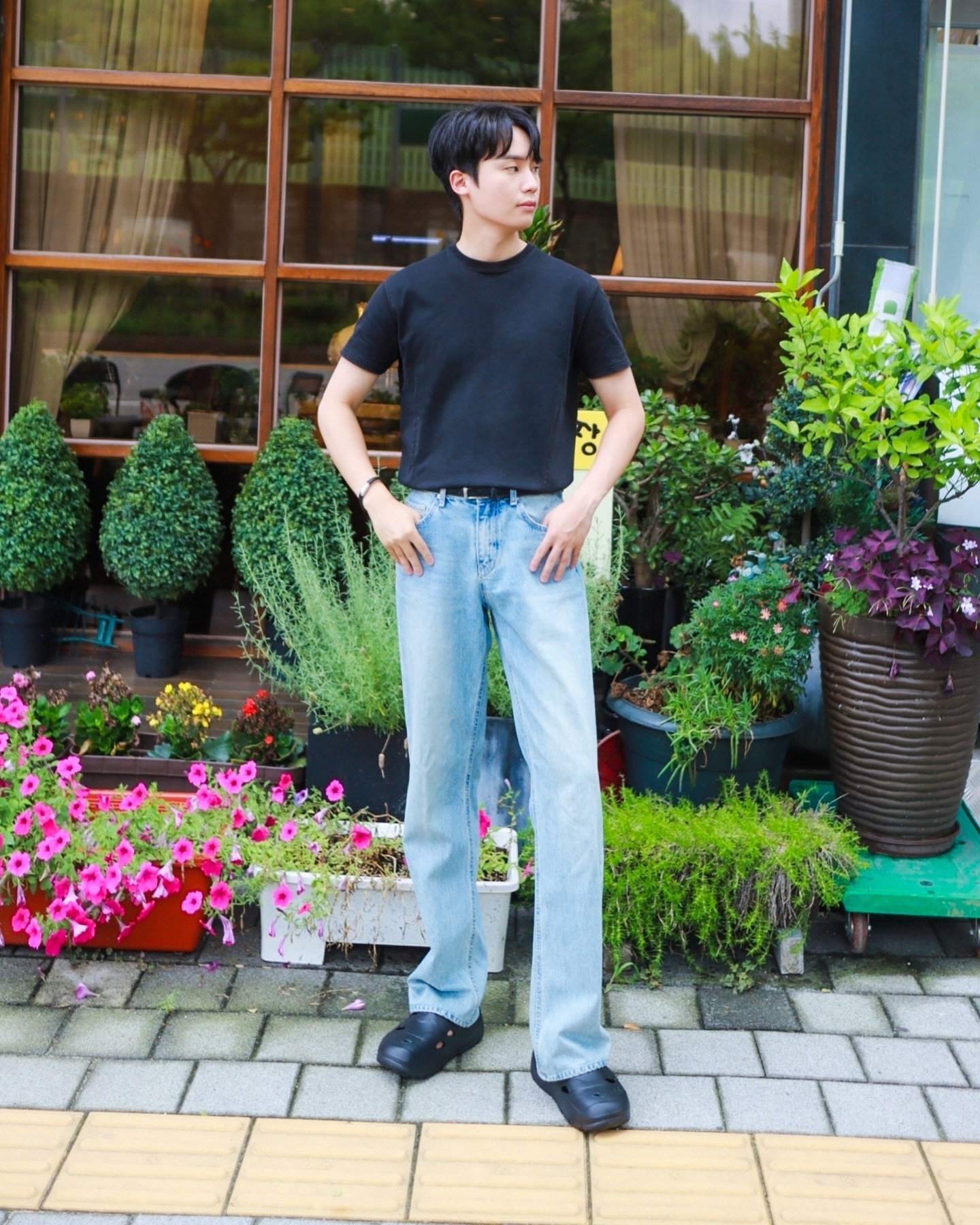 #협찬
en_coree 언코리 몽도르

자사몰 회원가입시 15% 즉시 할인 및 15% 적립금 증정 이벤트👻
가볍고 편안한 EVA소재 클로그, 스타일로 언코리 만의 Arrow 폼이 적용된 발이 편한 신발😉

#언코리 #여름슬리퍼 #슬리퍼추천 #클로그추천 #스니커즈추천 #여름신발 #ootd #언코리신상