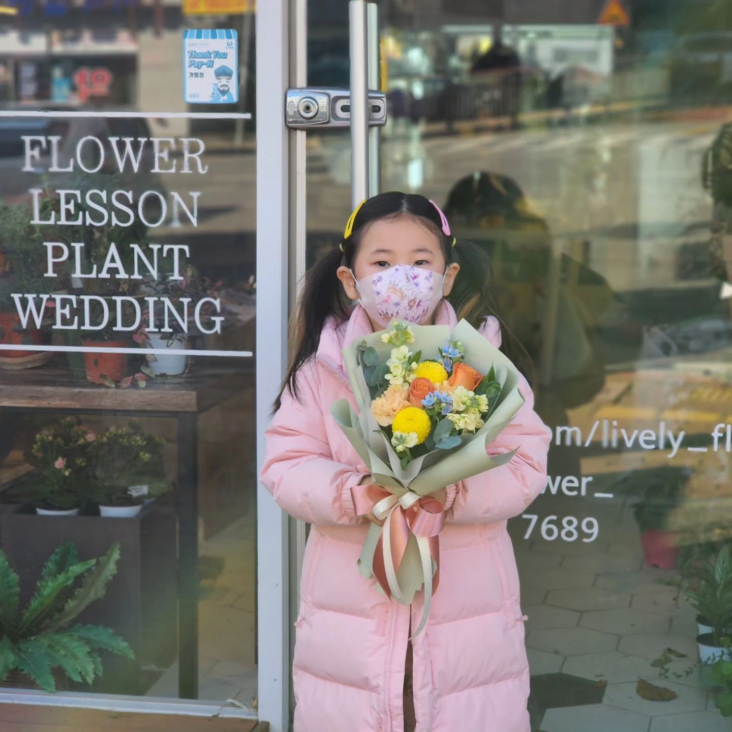 1품심사 끝나고 유단자가입식을 한다고하여
꽃다발을 준비해갔어요 💕

꽃도 원하는 색으로 맞춰서 이쁘게 해주셨네요 ♡

하윤이 첫 꽃다발 선물에 엄청 기뻐했어요
몸상태가 안좋아서 표정이 그리 좋진않네요ㅋㅋ

꽃집이모가 이틀마다 물갈아 줘야된다는 말에
계속 얘기해주네요 ㅋㅋㅋ 🤭

확실히 물갈아주니 더 활짝 피는 느낌 ~ ㅋㅋㅋㅋ

1품따느라 고생했어 김하윤 !
내년엔 검은띠가보자!!👊

_livelyflower_ 

#라이블리플라워#꽃다발#1품합격#축하해#유단자가입식#이제유단자#태권소녀🥋#아프지말고#건강하자