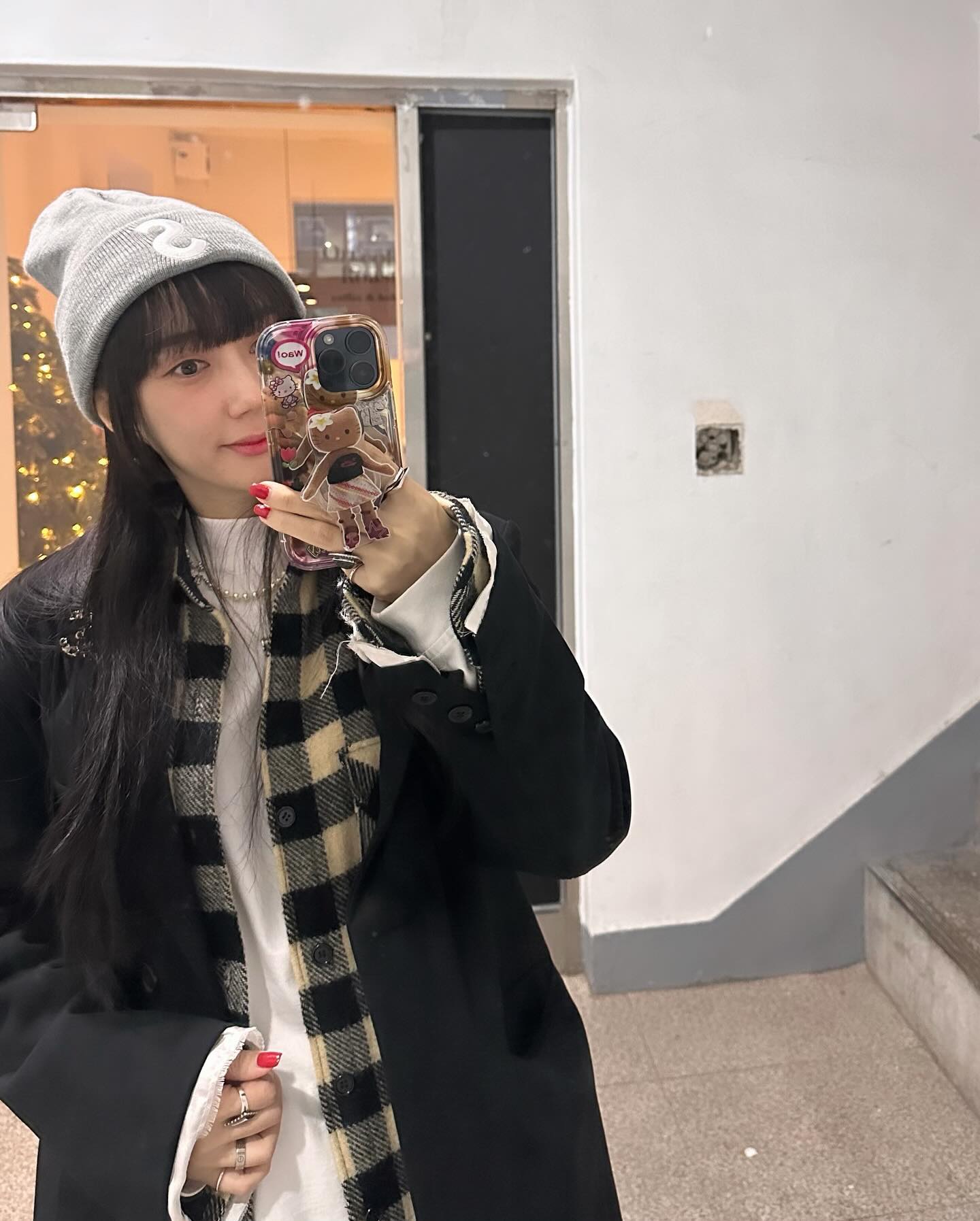 돌연 생각해 보면 내 생각이 짧을 수도 있다.
순간의 감정에 의해 입에서 나왔던 말들..
관계에선 그 말을 쉽게 주워 담을 수 없다.
그래서 말 조심해야 한다는 걸 알면서도
짧은 생각에서 나오는 모자란 말들..
분명 시간이 지나면 아무것도 아닌 것에
이불 킥을 하며 후회 말 자😀 

밝은 머리카락 컬러에서 점점 어두운 머리카락 컬러를
선호할 때… 어떤 생각이 드는가? 문득 궁금⁉️