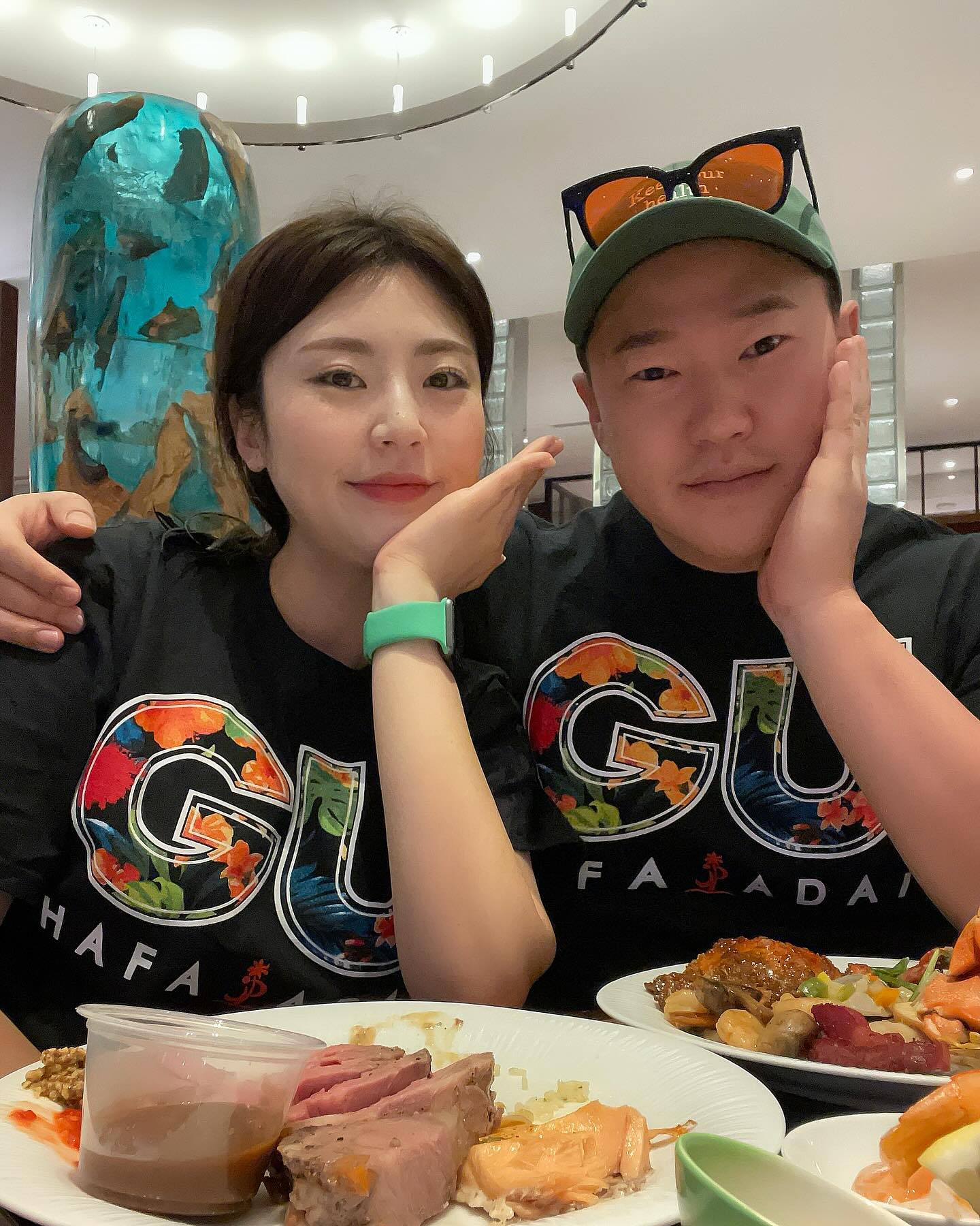 안녕 ! 내 남편 대수야 🩷
풋풋했던 고등학생시절에 만나 30대가 되어 다시 만나게 되었을때 장난으로 예전과 (?) 다르다며 투닥거리고 또 서로 성격이 안맞는다며 싸울때도 많았고 헤어질뻔한적도 있었지 ..ㅋㅋㅋ  그래도 우리 이렇게 결혼해서 신혼여행까지 왔네 ?ㅋㅋㅋ짧은시간에 이직,결혼 ,임신 ,갑자기 주말부부 여러가지 이벤트로 받아들이기까지 예민하고 많이 툴툴대고 그랬는데 (나혼자^^) 내 짜증다 받아주고 그럴때마다 이상하게 더더욱 잘챙겨줘서 너무 고마워 ! 너 정말 보살이구나 ??????? ㅋㅋㅋㅋ대수 초딩때부터 봤는데.. 쪼꾸만 대수가 언제커서 한집안의 가장이 되어버린건지… 어머 나 지금 어디에다가 편지쓰고있니 ? 눈이 몇갠데 ㅋㅋㅋㅋㅋㅋㅋㅋㅋㅋㅋㅋㅋㅋㅋㅋ그럼 이만 !!!!!!!!!!!!!! 아맞다 !!!!! 어제 산 술!!!! 수박이 지구도착하면 내 첫데뷔술이니까 성규가 놀러와도 ,민호가 놀러와도 먼저까면안되 !!!!!!!!!! 맞다 민호는 술안먹지..무튼 이만!!!!!!! 지금처럼 재밋게 잘살아보자!!!!!!!!!!! 안뇽!!!!!!!

#신혼여행 #남편자랑 #남의편