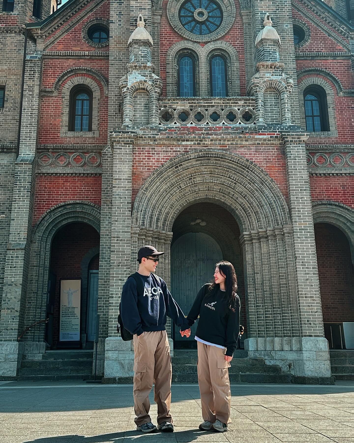 누누랑 바지 맞춰 입고 #전주여행💕 

주말내내 비 온다고 우울했는데,
오히려, 토욜엔 쪄쥭음,, 반팔각,,🥵

글구 전주엔 벌써 개나리, 산수유, 목련, 벚꽃, 동백꽃까지
다양한 꽃도 많이 펴서 사진도 많이 찍고, 많이 먹고!
많이 걷기도 하고~ 아주 야무지게 놀았다 헤 ˃̵͈̑ᴗ˂̵͈̑

3월도 일주일 남았는데, 잘 마무리하고 4월도 달려보자!
(Ps. 잘생긴 깅거누씨와 닮았다고 하면 기분이 조크든여🎶)

#힙찔이룩 #커플시밀러룩 #커플룩 #전주한옥마을 #전동성당