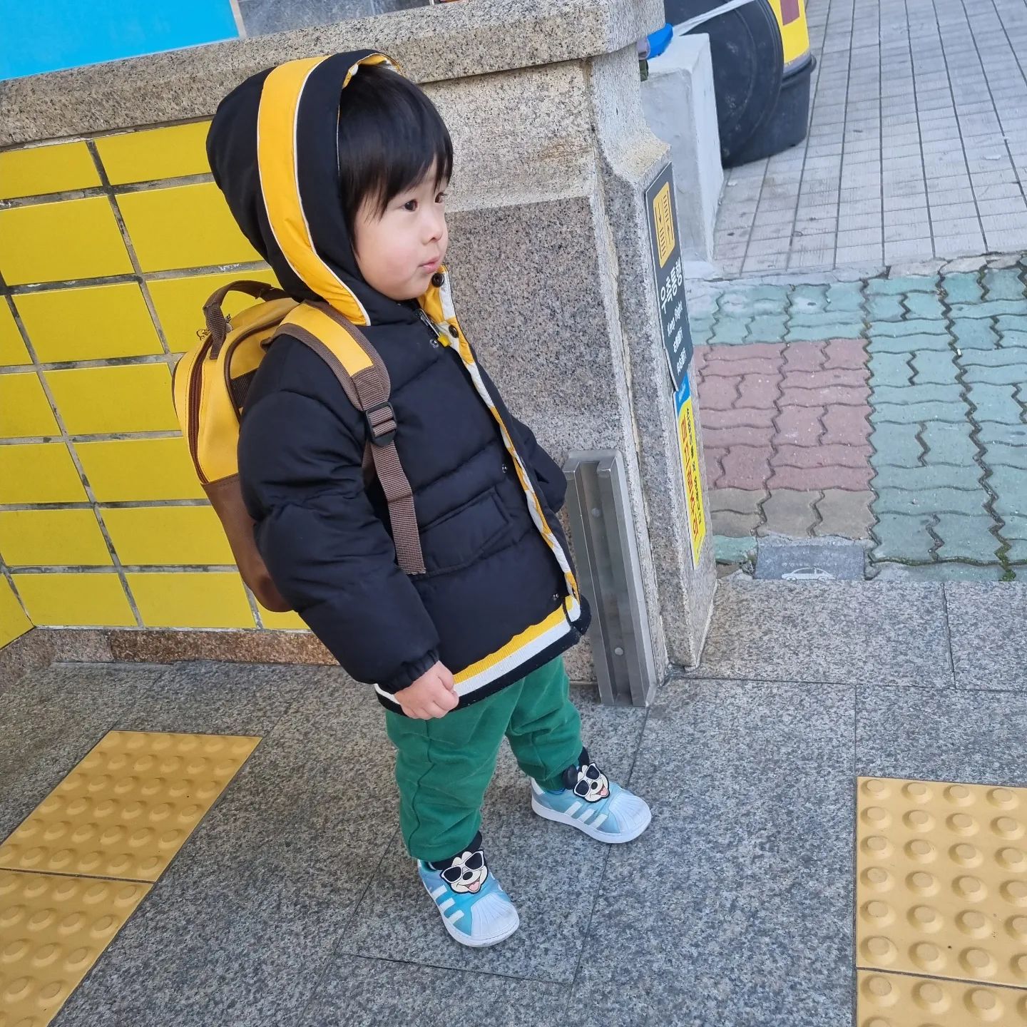 어제 피곤했는지  오늘  집에서 나가기  10분전에 일어나는

도윤이에요 

조금이라도 웃어주면 더 잘생겼는데

무표정이네요ㅎㅎ

아빠는  물어보는도윤이 

아빠 일하러갔다고 말해줬어요ㅋㅋ

#무표정그램 #소띠아들 #등원길 #카리스마있다 #귀여운아들❤️