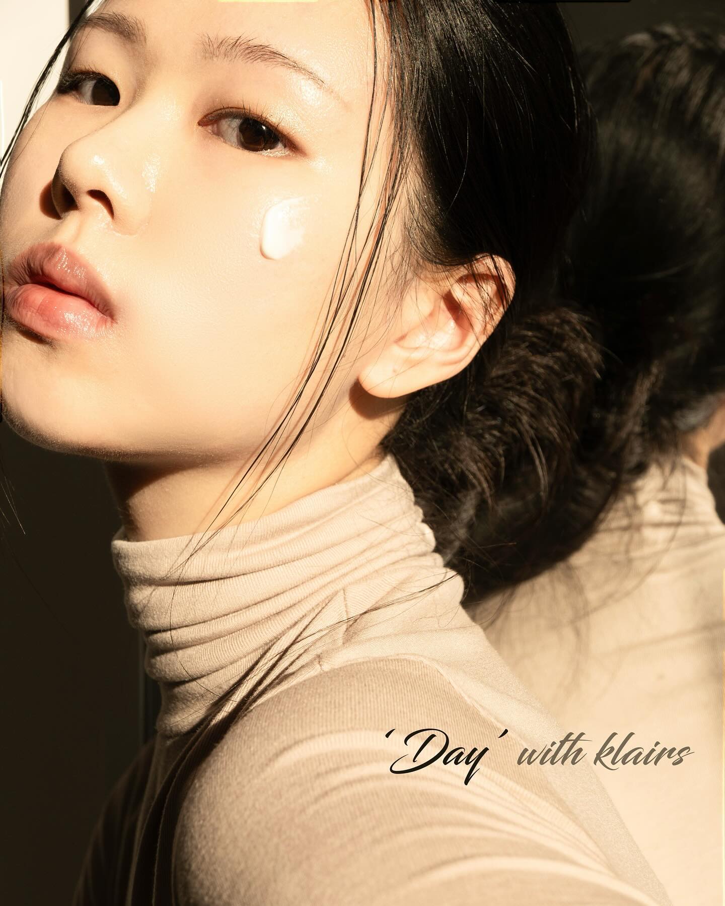#제품제공 Dear, Klairs와 함께하는 Day & Night 

Day☀️ 의 필수 루틴으로 항상 함께하는 선크림. 자외선 차단은 중요한 스텝이에요. 수분크림처럼 워터리한 제형의 올데이 에어리 선스크린을 소개합니다. 선크림을 기피하는 이유는 대부분 눈시림과 자극, 그리고 백탁현상과 찝찝함 때문일거에요. 그런 현상 없이 촉촉한 제형이라 화장 전에 발라도 부담이 없어요. 여태까지 써본 선크림중에 가장 거부감이 없는 제품.

- 평소 선크림을 싫어하셨던 분들
- 가벼운 선크림을 찾으시는 분들
- 화장 전 밀리지 않는 기초를 원하시는 분들
- 특히 기초케어를 꺼리던 남성분들 에게 추천하는 제품입니다. 국내에서 최대로 지정한 UVA, UVB 차단지수임에도 불구하고 데일리한 가벼움과 촉촉함을 가지고 있는 똑똑한 친구랍니다. 데일리 루틴을 책임져주길 !

👉 클레어스 올데이 에어리 선스크린 50g (SPF50+ PA++++)

#클레어스 #klairs #올데이에어리선스크린 #선크림 #선크림추천 #올리브영추천템 #올리브영선크림 #썬크림 #loveklairs dear_klairs