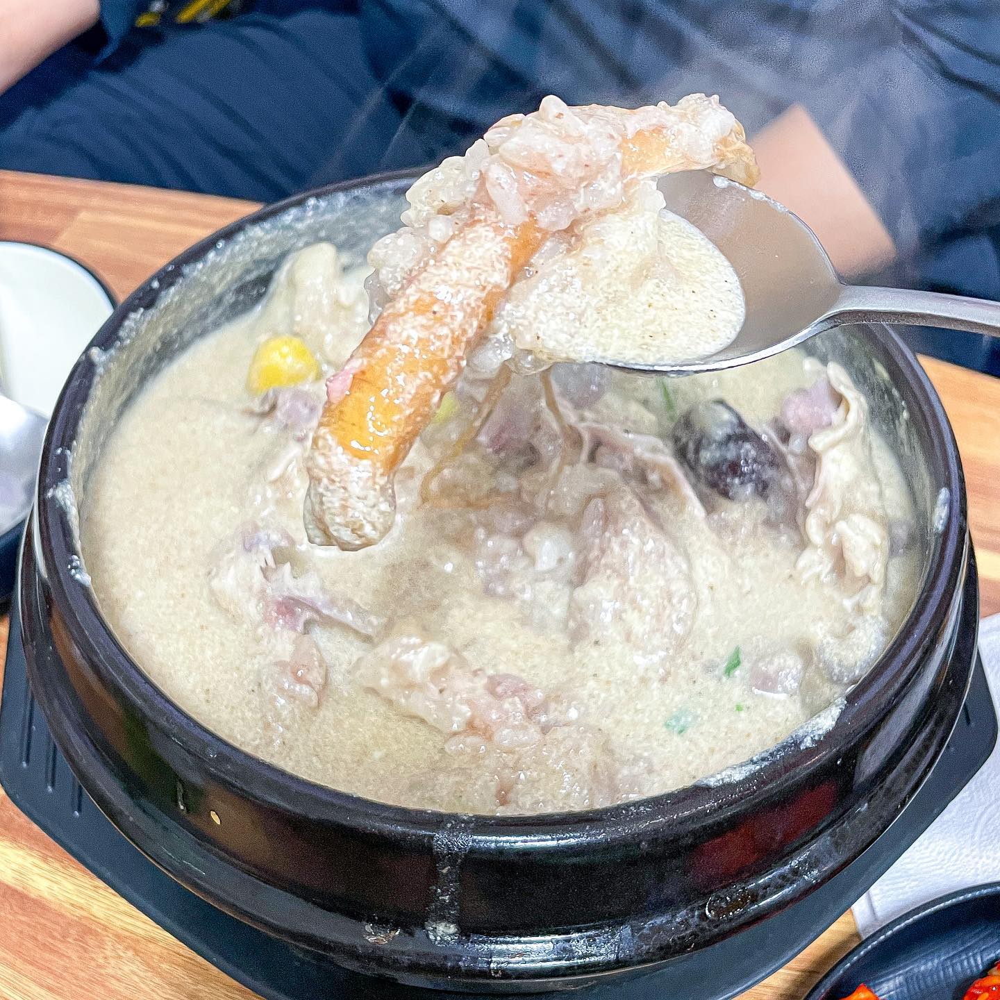 맛있다 맛있어,, 고소한 들깨와 삼계탕의 만남. 들깨칼국수는 담백했고 들깨삼계탕은 짭쪼름담백했당 히히,, 맛있게 드세용 삼계탕 고르면 산삼주도 나와용 

🌷정서연의들깨칼국수&들깨삼계탕 수유직영점
🌷서울 강북구 오패산로77길 42 1층 
🌷들깨칼국수+수육+보리밥 10000원, 한방들깨삼계탕 18000원, 한방 눈꽃삼계탕 18000원 

#정서연들깨칼국수 #정서연들깨칼국수한방삼계탕 #수유삼계탕 #수유역삼계탕 #수유칼국수 #수유맛집 #쌍문맛집 #창동맛집 #수유혼밥 #수유역혼밥 #수유역맛집
