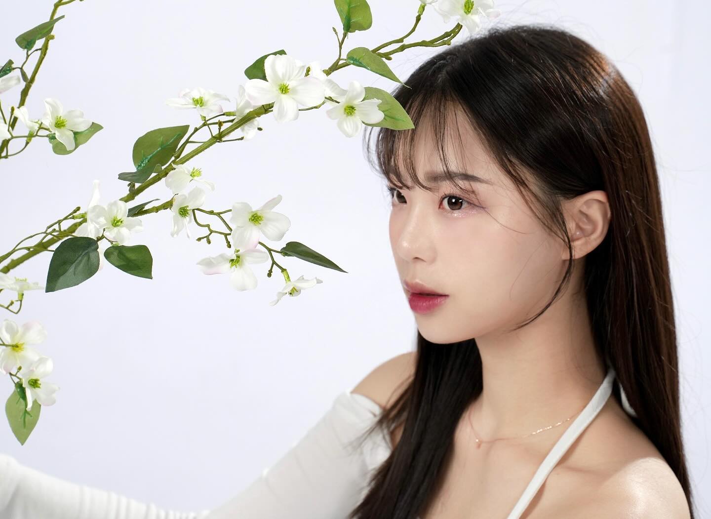 #협찬 🌷봄 프로필 🌷

프로필 촬영 전에 작가님과 컨셉 상의하구 가는데 완전 디테일한 상담 가눙!!! 소통을 많이 하니까 준비하기도 더 수월했던 ..🩷
사진 작가님이랑 조명 작가님 두 분이서 분주하게 내 예쁜 모습 찾아주시느라 고생하셔따 😅 조명도 다양해서 컨셉에 맞게 조절해주시니까 더 다양한 느낌💜 비용 추가 시 메이크업도 받을 수 있고 촬영 중간중간 수정도 가능하니까 참고하기 !!

#프로필사진 #가로수길 #스튜디오 #프로필 #바라보다스튜디오 #강남역사진관 #강남사진관 #강남프로필사진 #강남프로필 #강남역프로필