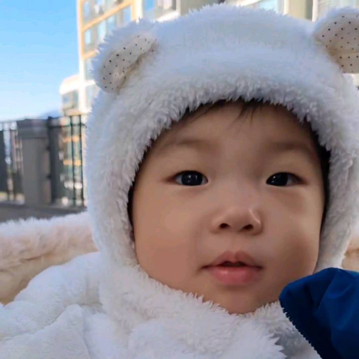 예하곰🧸

요즘 뭐라뭐라 블라블라 말하는데
다 알아듣고 싶은데 고모는 그 능력은 없..
그저 귀엽기만 해요,

뭐라고 한거야 예하야?

나중에 꼭 물어볼꺼에요 ><
그리고 담엔 1인1잔하자🥤❤️

#생후409일
#블라블라 
#궁금해