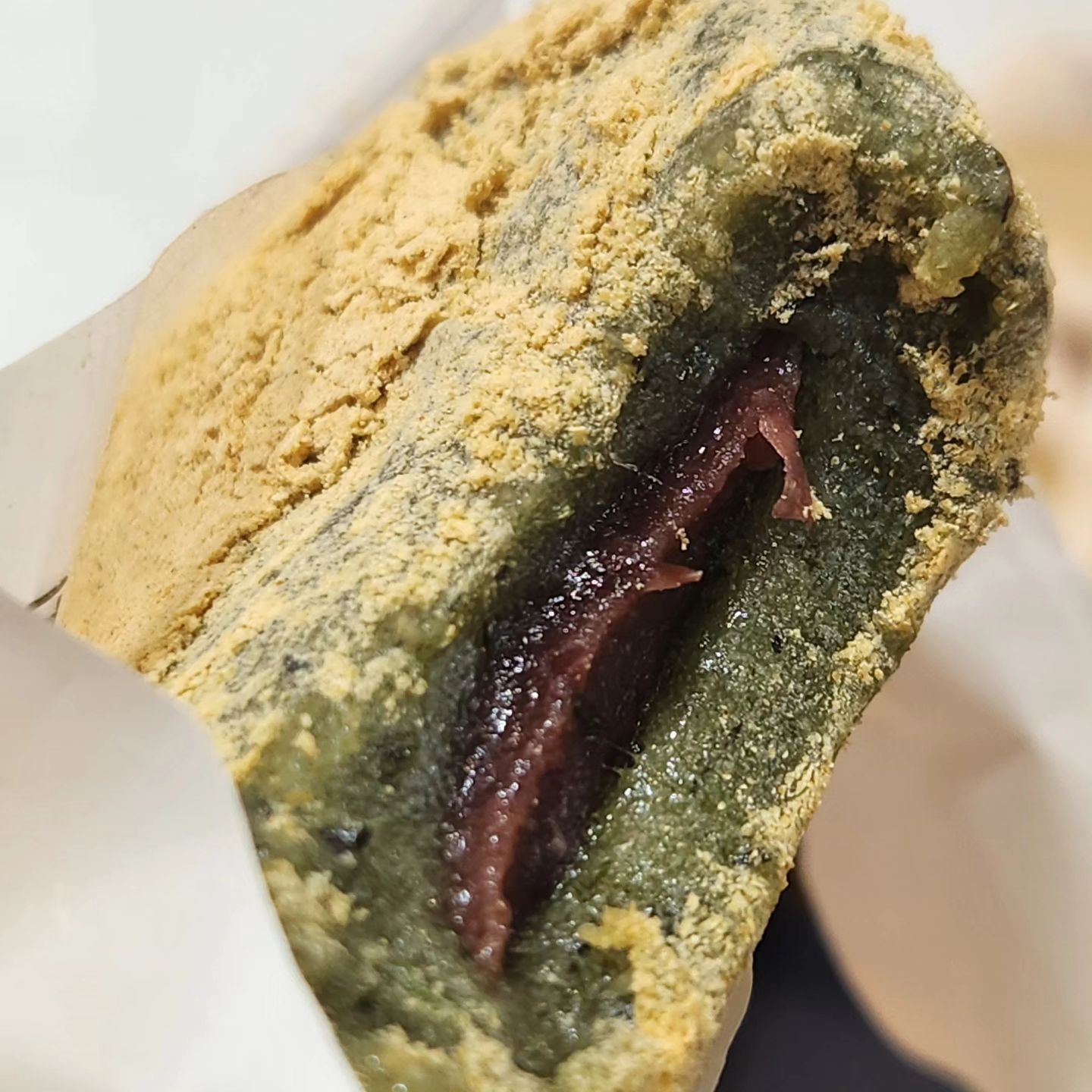 고소한 입 소문으로 핫한 #일상미당 떡을 만났어요🍽

쫀득 고소한 떡을 진짜 좋아하는데
직장동료의 적극 추천으로 일상미당에 주문해봤어요❤❤

쑥떡이랑 흑임자 인절미로 골랐어요😃
쑥떡의 쫀득쫀득함이 사진에 보이나요

쑥향 물씬 머금고있는 떡에 고소한 콩가루까지❤
달달한 팥소가 듬뿍이라
조카들도 엄청 잘먹더라구요😉

저의 최애는 흑임자 인절미인데
고소한 한도초과 + 쫀득함
진짜 무조건 드셔보세요😘

냉동시키면 장기간 보관도되서
때마다 녹여두고 먹으면 너무좋을거같아요🙂

추석선물로도 너무좋을거같아서
추석에도 한세트 주문해서 부모님 드려구요

간만에 맛있는 떡을 만나서
뿌듯하네욥 😊

*제품링크 참고
https://smartstore.naver.com/lifericehome/products/9014763376

#떡 #흑임자인절미 #쑥떡 #추석선물 #추석선물세트 #부모님간식선물 #명절선물 #어르신선물 #명절선물세트 #떡맛집 #명절선물 #흑임자 #아침대용