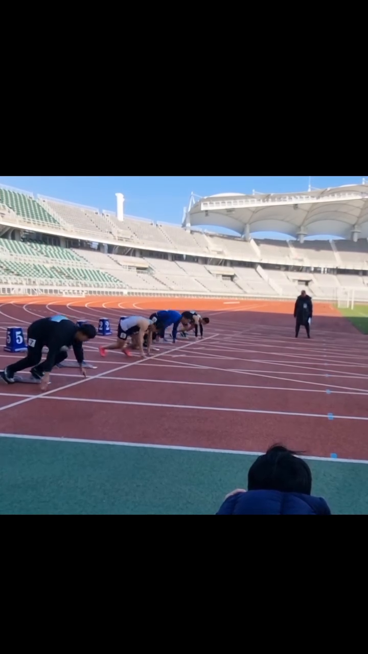 #킹오브트랙 #고양트랙왕선발대회 #고양시육상연맹
goyang_city_athletics

#팀에이트 로 출전
대장님과 성우횽님 입상
영주누나 400m 1위
성우형님 3000m 2위, 1500m 1위

 몇달 전 웰스피드에서 첫 수업에 기록측정으로 두 번 뛰어본 것보다 훨씬 안나왔는데다(그 이후 부상;)
스타트도 늦고 주법도 생각했던대로 못뛰어 아쉽지만 노스파이크에 추운 날씨로 몸도 못풀고 연습을 거의 못 했기에 당연한 결과.
 선수&선출+많이 연습한분들이랑 뛰어본 것 만으로도 영광이고 좋은 경험이었습니다.

내년에는 다들 입상하자!
화이팅!

단거리 꿀잼

📷 hjoonisthename #시골쥐필름 
📷 thedoors6
🎬 move_ham
team_8ight 

mrtk_official #미즈노러닝
mizunokr 
mizunokr_performance 

leste_sports 
tomdeer_official 
comport.official 

#이봉주선수 #이봉주
#육상 #단거리 #100m #400m #athlete #sprint #달리기 #run #running #runhappy #육상대회 #동호인 #운동릴스 #릴스 #릴스타그램 #reels #reelsinstagram